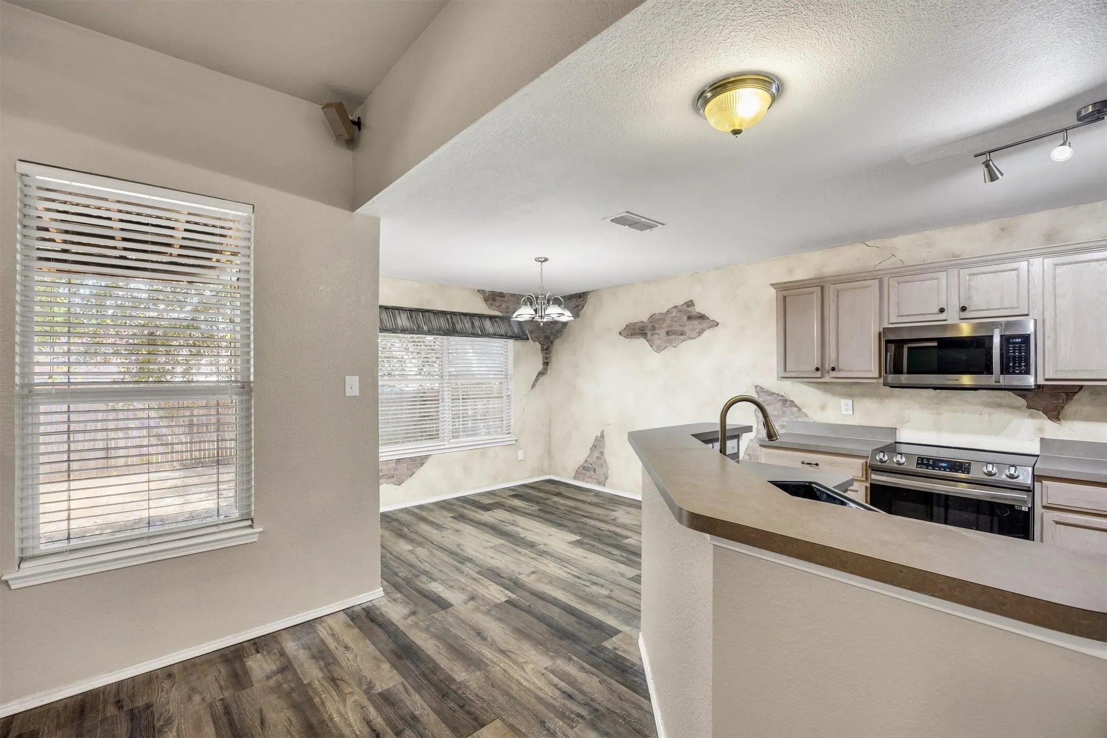 Single Family Residence For Sale in Ellis County , 419 River Oaks Boulevard, Waxahachie, Texas 75165, 3 Bedroom, 2 Bathroom, 2 Garage spaces, 1,903 Sqft, built in 2003, mls#21397337, Real Estate Agent in Waxahachie, Homes For Sale in Ellis county, Homes For Sale in Waxahachie, Realtor in Waxahachie Texas, Real Estate Brokerage Independent Realty Texas, Luminita Cordes Realtor
