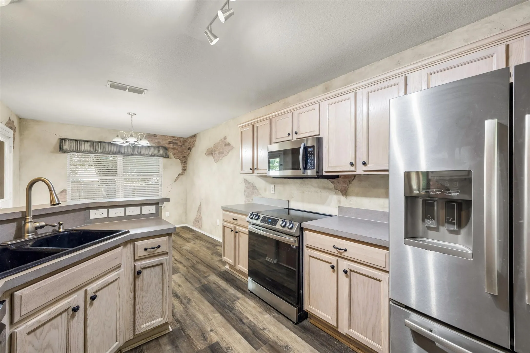 Single Family Residence For Sale in Ellis County , 419 River Oaks Boulevard, Waxahachie, Texas 75165, 3 Bedroom, 2 Bathroom, 2 Garage spaces, 1,903 Sqft, built in 2003, mls#21397337, Real Estate Agent in Waxahachie, Homes For Sale in Ellis county, Homes For Sale in Waxahachie, Realtor in Waxahachie Texas, Real Estate Brokerage Independent Realty Texas, Luminita Cordes Realtor