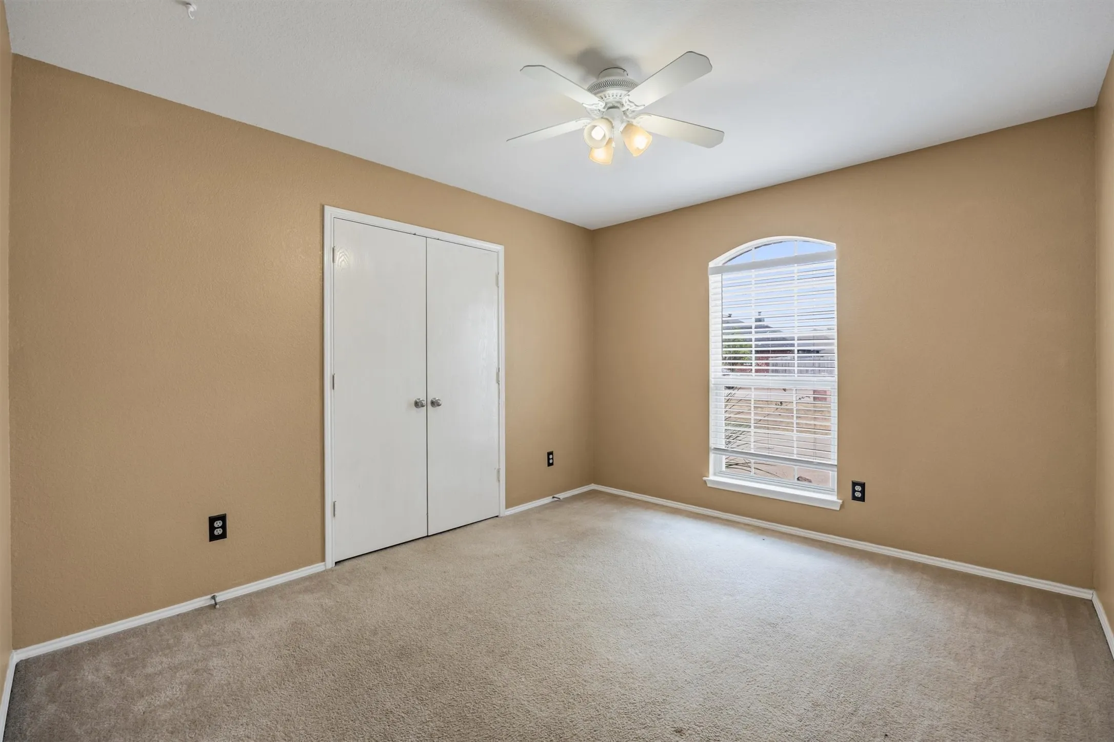 Single Family Residence For Sale in Ellis County , 419 River Oaks Boulevard, Waxahachie, Texas 75165, 3 Bedroom, 2 Bathroom, 2 Garage spaces, 1,903 Sqft, built in 2003, mls#21397337, Real Estate Agent in Waxahachie, Homes For Sale in Ellis county, Homes For Sale in Waxahachie, Realtor in Waxahachie Texas, Real Estate Brokerage Independent Realty Texas, Luminita Cordes Realtor