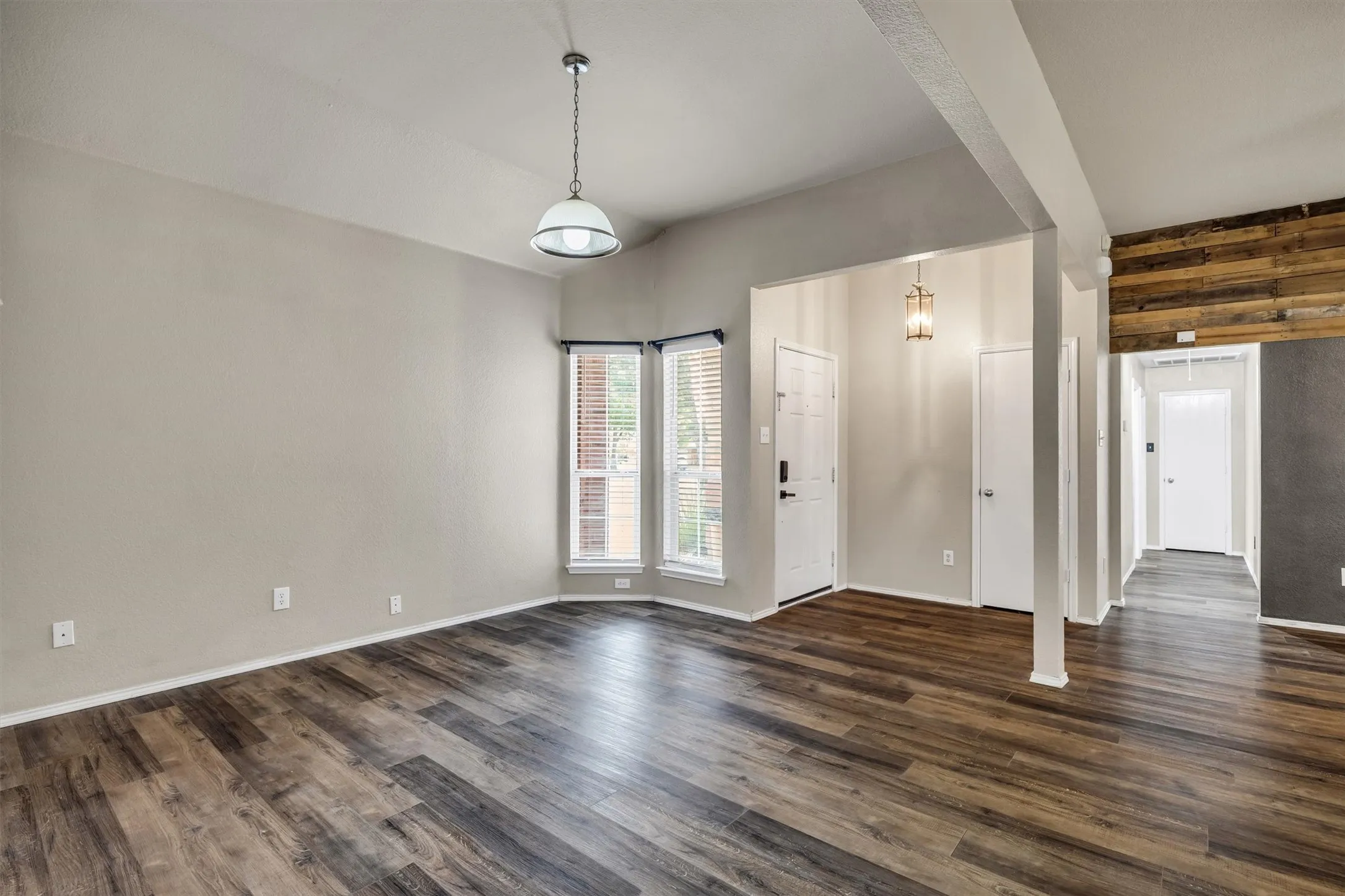 Single Family Residence For Sale in Ellis County , 419 River Oaks Boulevard, Waxahachie, Texas 75165, 3 Bedroom, 2 Bathroom, 2 Garage spaces, 1,903 Sqft, built in 2003, mls#21397337, Real Estate Agent in Waxahachie, Homes For Sale in Ellis county, Homes For Sale in Waxahachie, Realtor in Waxahachie Texas, Real Estate Brokerage Independent Realty Texas, Luminita Cordes Realtor