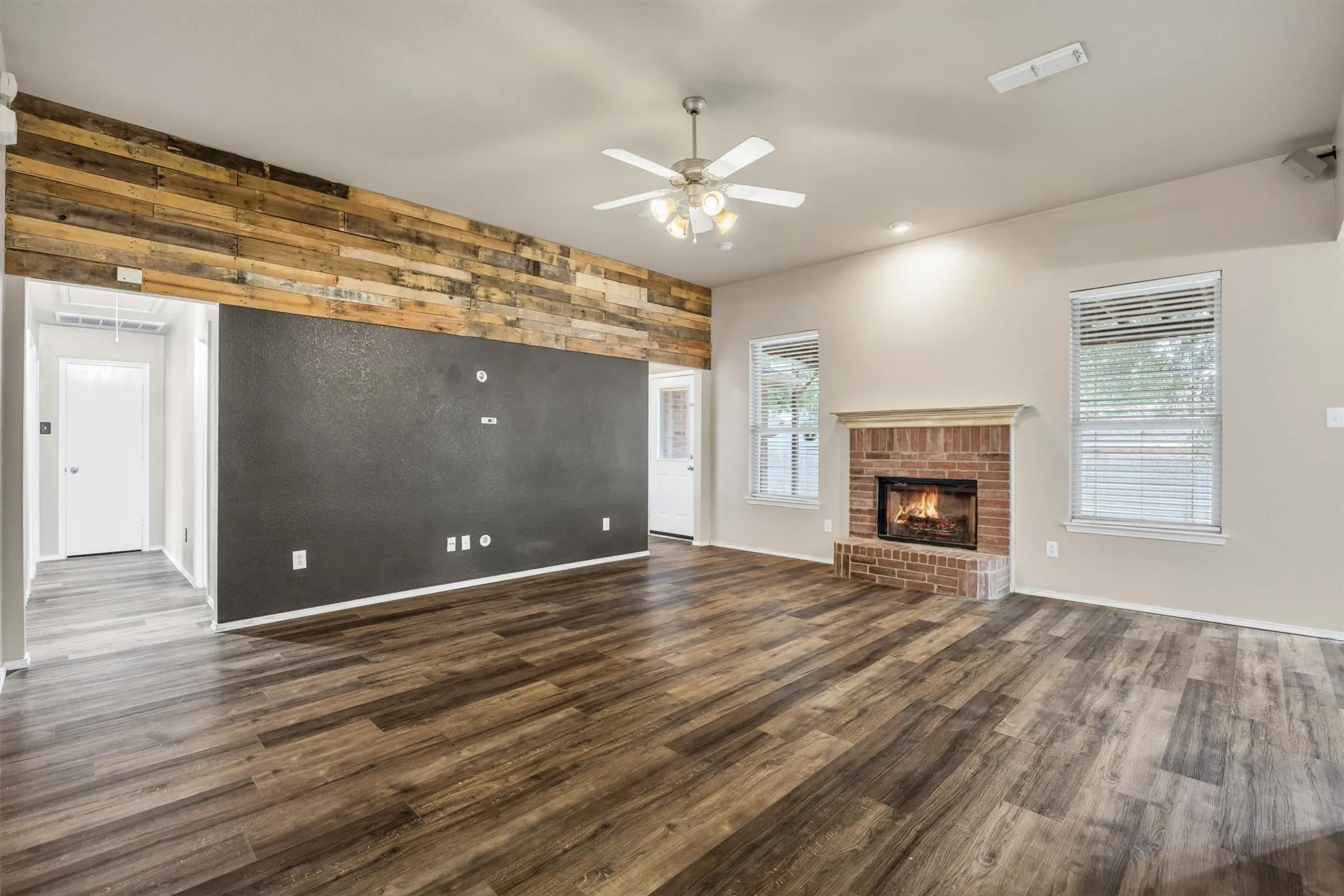 Single Family Residence For Sale in Ellis County , 419 River Oaks Boulevard, Waxahachie, Texas 75165, 3 Bedroom, 2 Bathroom, 2 Garage spaces, 1,903 Sqft, built in 2003, mls#21397337, Real Estate Agent in Waxahachie, Homes For Sale in Ellis county, Homes For Sale in Waxahachie, Realtor in Waxahachie Texas, Real Estate Brokerage Independent Realty Texas, Luminita Cordes Realtor