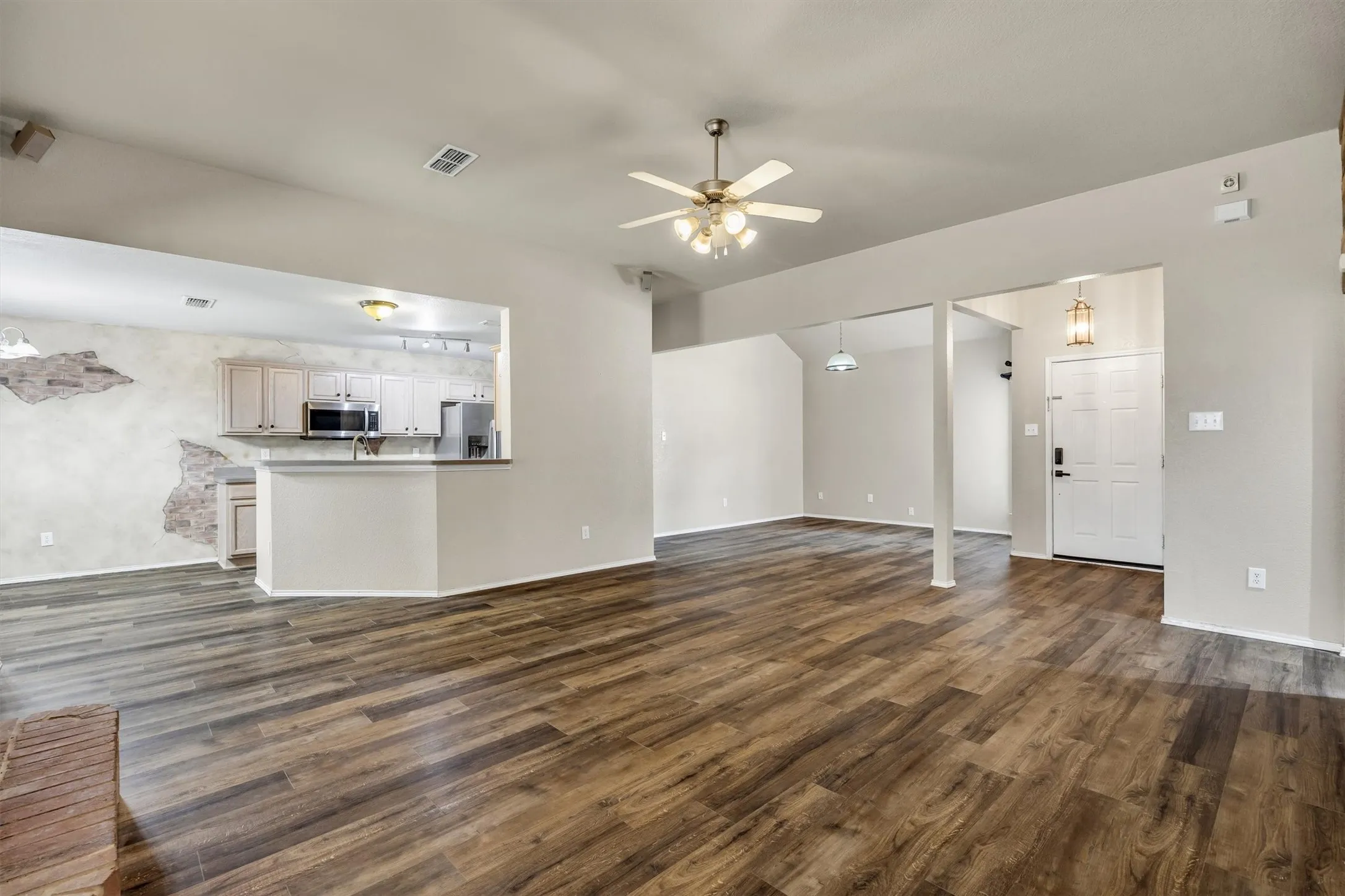 Single Family Residence For Sale in Ellis County , 419 River Oaks Boulevard, Waxahachie, Texas 75165, 3 Bedroom, 2 Bathroom, 2 Garage spaces, 1,903 Sqft, built in 2003, mls#21397337, Real Estate Agent in Waxahachie, Homes For Sale in Ellis county, Homes For Sale in Waxahachie, Realtor in Waxahachie Texas, Real Estate Brokerage Independent Realty Texas, Luminita Cordes Realtor