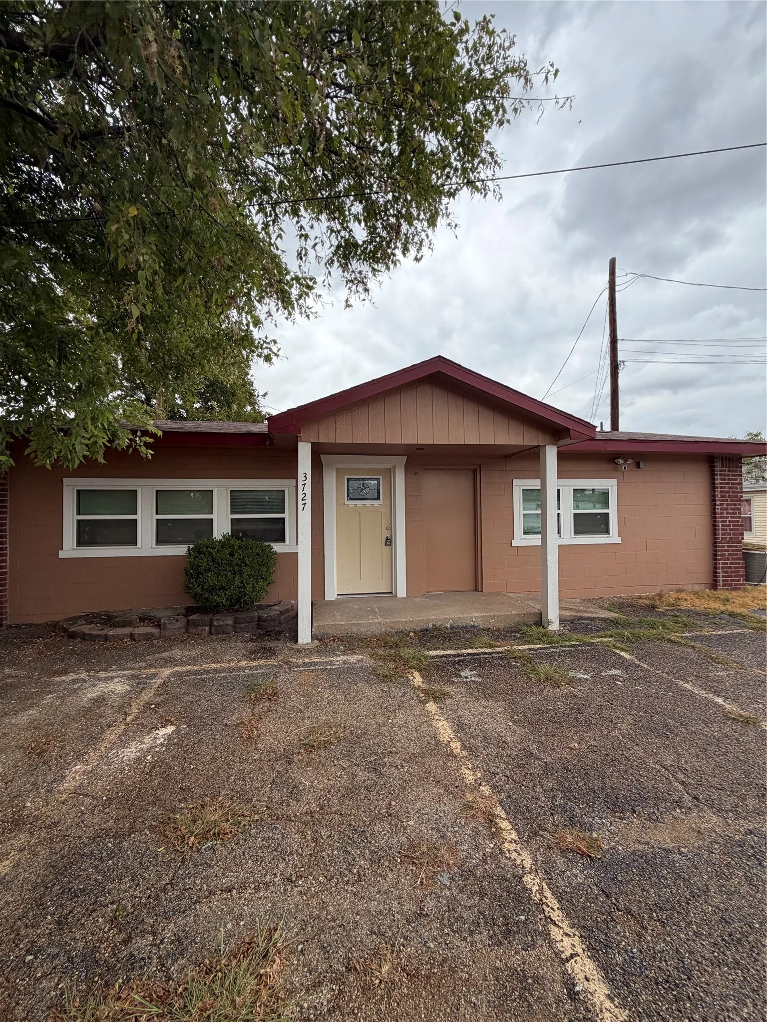 Single Family Residence For Rent in Dallas County , 3727 Jackson Street, Irving, Texas 75061, 2 Bedroom, 1 Bathroom, Garage spaces, 1,648 Sqft, built in 1963, mls#21400214, Real Estate Agent in Irving, Homes For Rent in Dallas county, Homes For Rent in Irving, Realtor in Irving Texas, Real Estate Brokerage Independent Realty Texas, Luminita Cordes Realtor