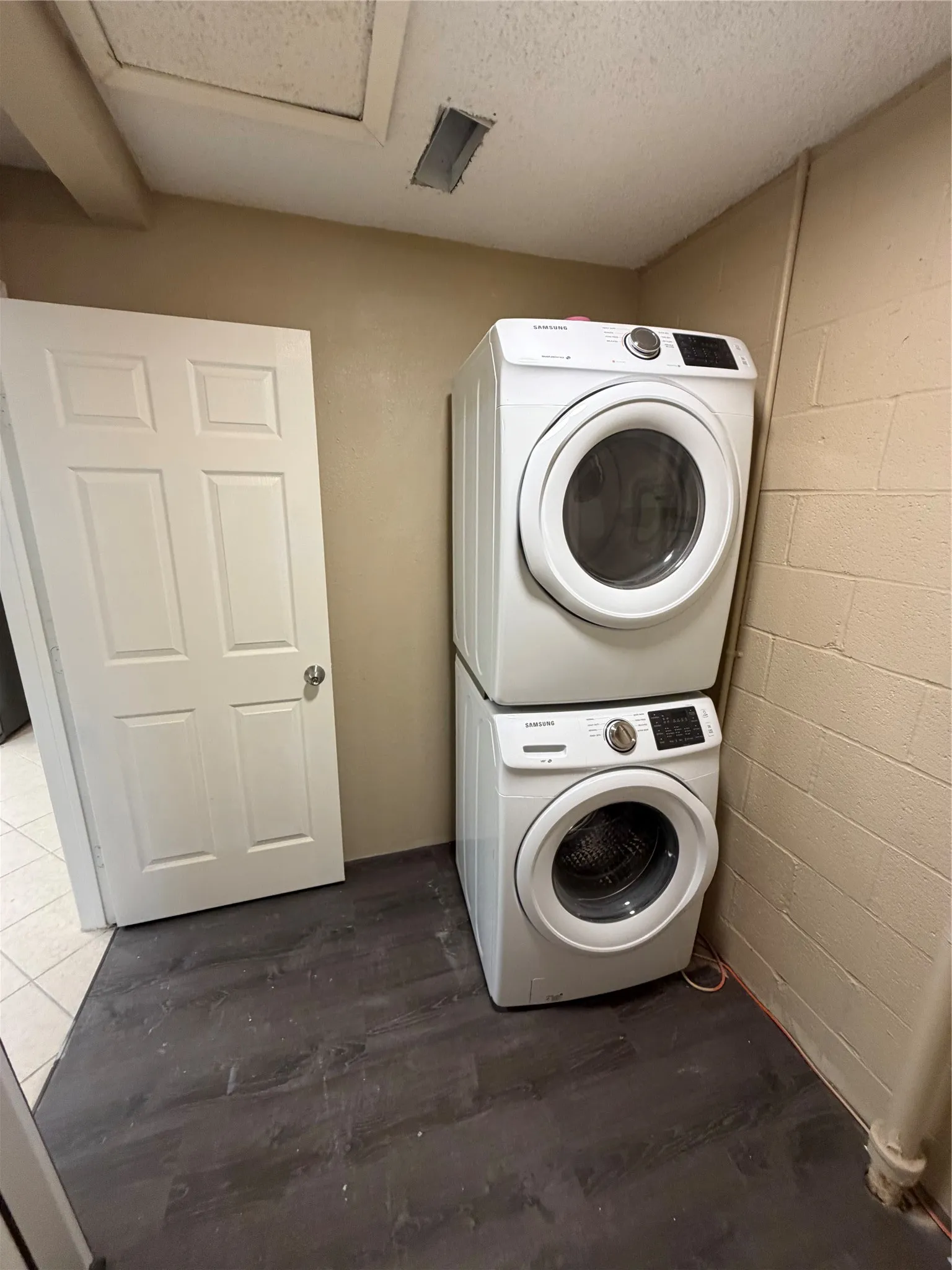 Single Family Residence For Rent in Dallas County , 3727 Jackson Street, Irving, Texas 75061, 2 Bedroom, 1 Bathroom, Garage spaces, 1,648 Sqft, built in 1963, mls#21400214, Real Estate Agent in Irving, Homes For Rent in Dallas county, Homes For Rent in Irving, Realtor in Irving Texas, Real Estate Brokerage Independent Realty Texas, Luminita Cordes Realtor