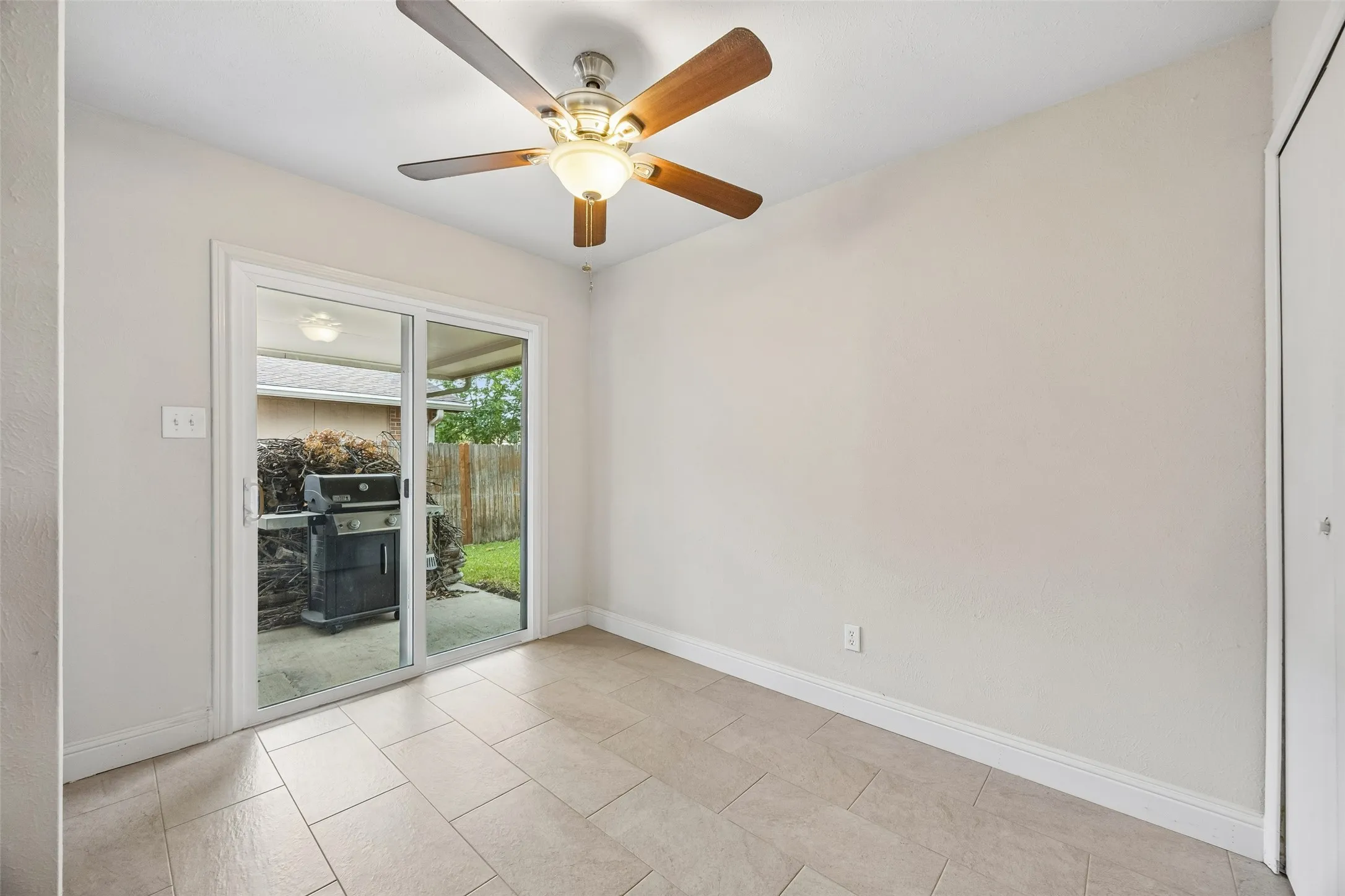 Single Family Residence For Sale in Tarrant County , 2312 Havenwood Drive, Arlington, Texas 76018, 3 Bedroom, 2 Bathroom, 2 Garage spaces, 1,572 Sqft, built in 1985, mls#21398190, Real Estate Agent in Arlington, Homes For Sale in Tarrant county, Homes For Sale in Arlington, Realtor in Arlington Texas, Real Estate Brokerage Independent Realty Texas, Luminita Cordes Realtor