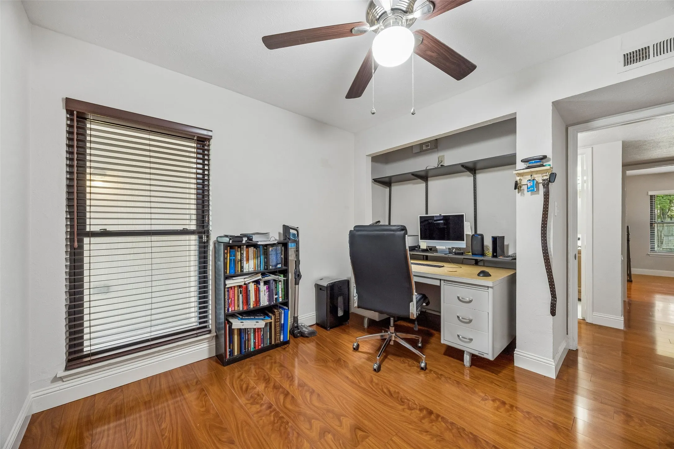 Single Family Residence For Sale in Tarrant County , 2312 Havenwood Drive, Arlington, Texas 76018, 3 Bedroom, 2 Bathroom, 2 Garage spaces, 1,572 Sqft, built in 1985, mls#21398190, Real Estate Agent in Arlington, Homes For Sale in Tarrant county, Homes For Sale in Arlington, Realtor in Arlington Texas, Real Estate Brokerage Independent Realty Texas, Luminita Cordes Realtor