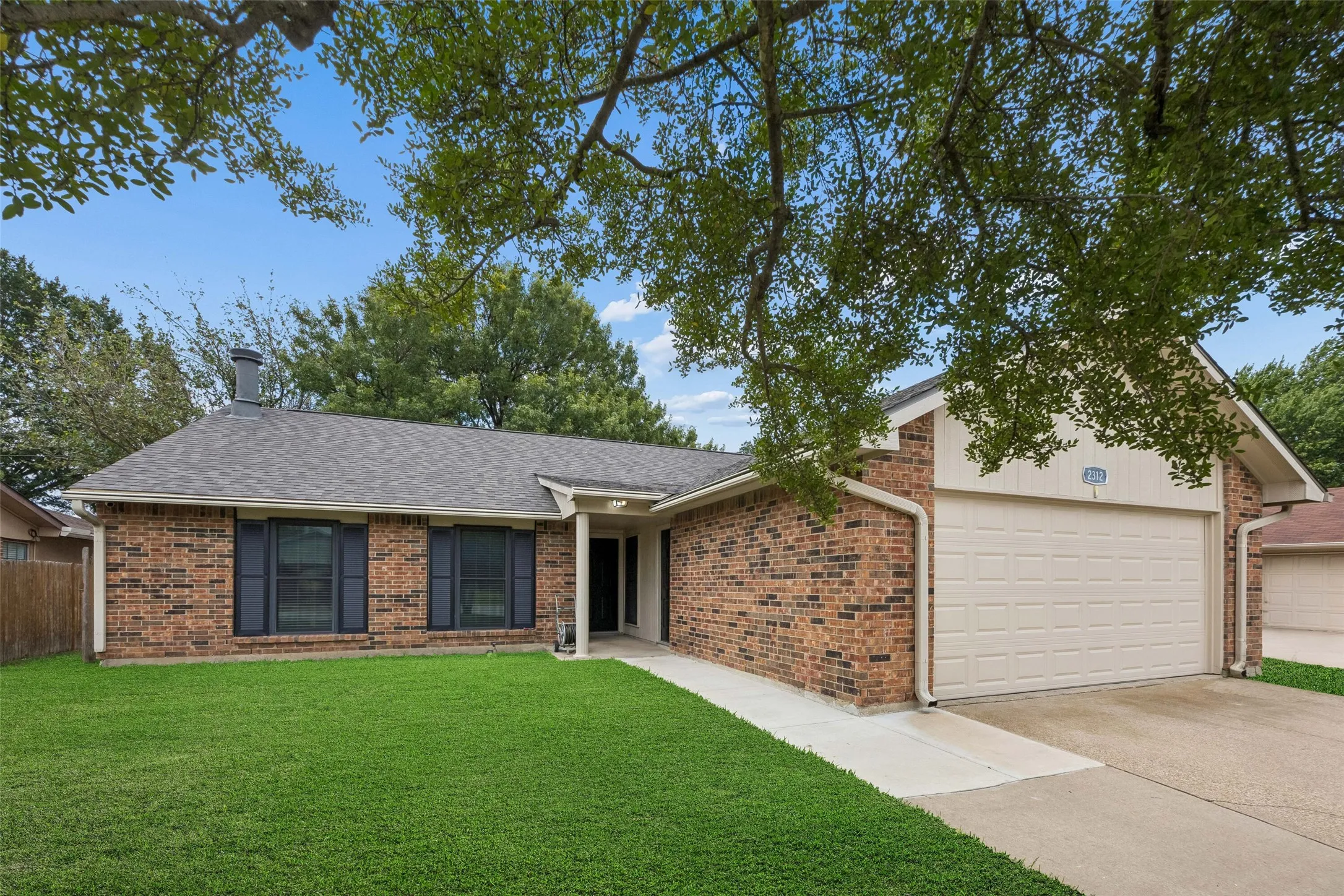 Single Family Residence For Sale in Tarrant County , 2312 Havenwood Drive, Arlington, Texas 76018, 3 Bedroom, 2 Bathroom, 2 Garage spaces, 1,572 Sqft, built in 1985, mls#21398190, Real Estate Agent in Arlington, Homes For Sale in Tarrant county, Homes For Sale in Arlington, Realtor in Arlington Texas, Real Estate Brokerage Independent Realty Texas, Luminita Cordes Realtor