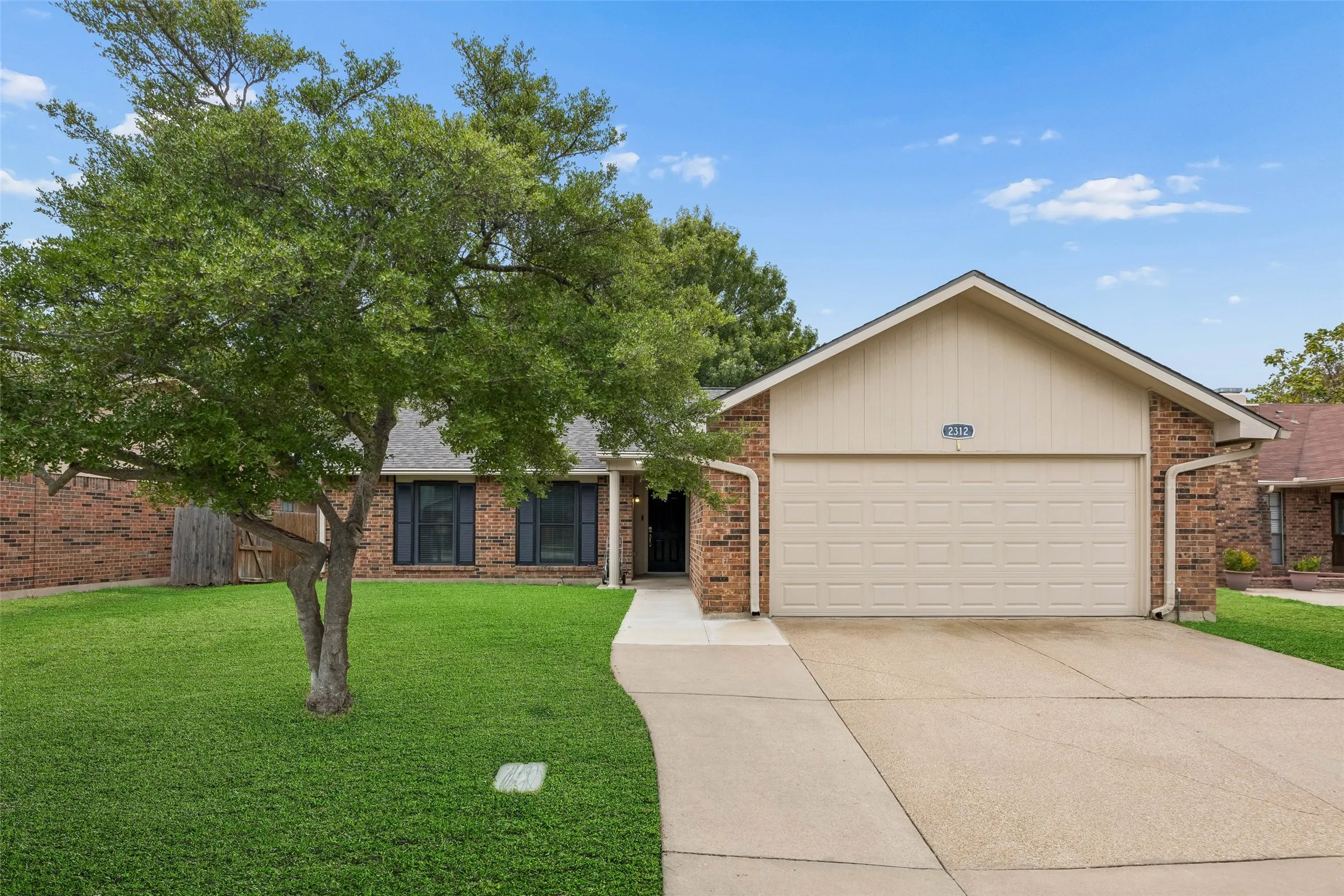 Single Family Residence For Sale in Tarrant County , 2312 Havenwood Drive, Arlington, Texas 76018, 3 Bedroom, 2 Bathroom, 2 Garage spaces, 1,572 Sqft, built in 1985, mls#21398190, Real Estate Agent in Arlington, Homes For Sale in Tarrant county, Homes For Sale in Arlington, Realtor in Arlington Texas, Real Estate Brokerage Independent Realty Texas, Luminita Cordes Realtor