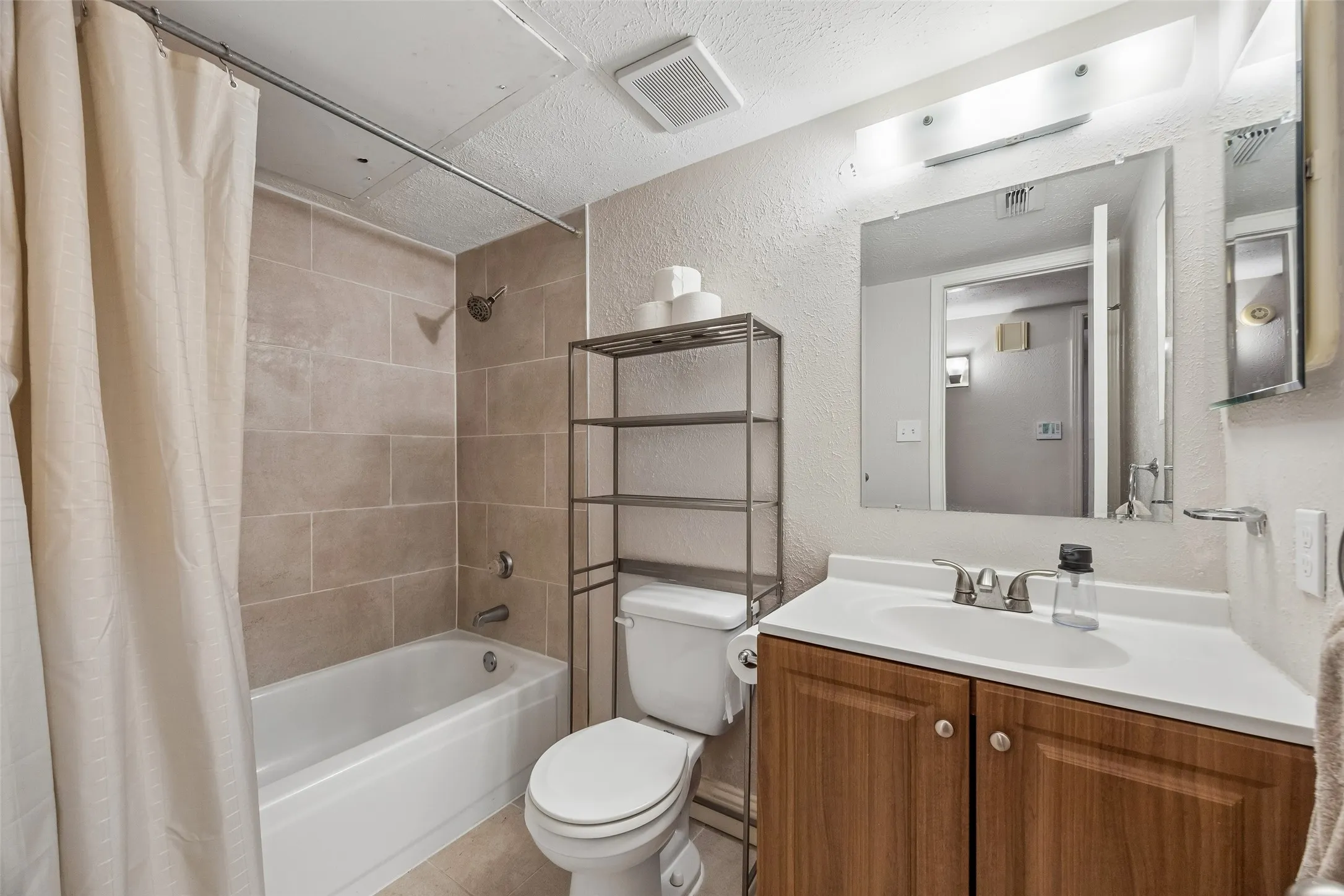 Single Family Residence For Sale in Tarrant County , 2312 Havenwood Drive, Arlington, Texas 76018, 3 Bedroom, 2 Bathroom, 2 Garage spaces, 1,572 Sqft, built in 1985, mls#21398190, Real Estate Agent in Arlington, Homes For Sale in Tarrant county, Homes For Sale in Arlington, Realtor in Arlington Texas, Real Estate Brokerage Independent Realty Texas, Luminita Cordes Realtor