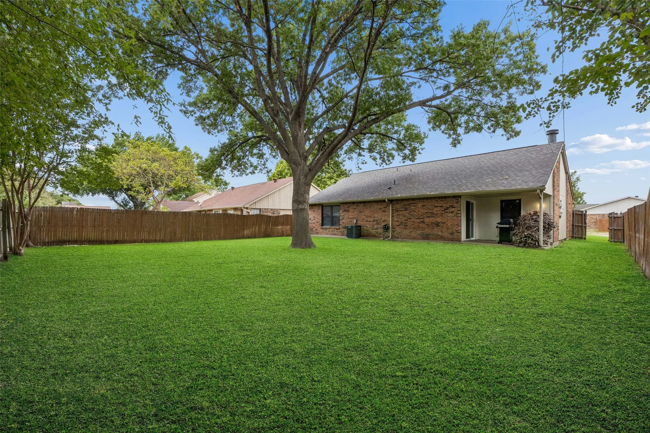 Single Family Residence For Sale in Tarrant County , 2312 Havenwood Drive, Arlington, Texas 76018, 3 Bedroom, 2 Bathroom, 2 Garage spaces, 1,572 Sqft, built in 1985, mls#21398190, Real Estate Agent in Arlington, Homes For Sale in Tarrant county, Homes For Sale in Arlington, Realtor in Arlington Texas, Real Estate Brokerage Independent Realty Texas, Luminita Cordes Realtor