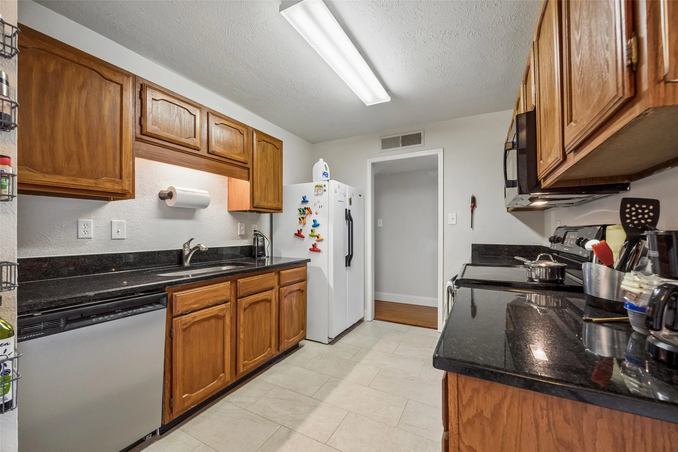 Single Family Residence For Sale in Tarrant County , 2312 Havenwood Drive, Arlington, Texas 76018, 3 Bedroom, 2 Bathroom, 2 Garage spaces, 1,572 Sqft, built in 1985, mls#21398190, Real Estate Agent in Arlington, Homes For Sale in Tarrant county, Homes For Sale in Arlington, Realtor in Arlington Texas, Real Estate Brokerage Independent Realty Texas, Luminita Cordes Realtor