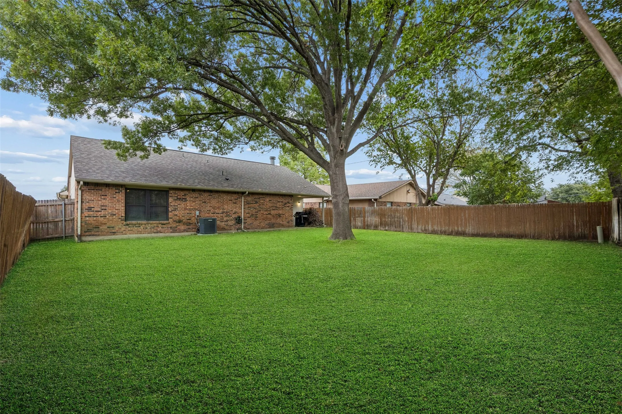 Single Family Residence For Sale in Tarrant County , 2312 Havenwood Drive, Arlington, Texas 76018, 3 Bedroom, 2 Bathroom, 2 Garage spaces, 1,572 Sqft, built in 1985, mls#21398190, Real Estate Agent in Arlington, Homes For Sale in Tarrant county, Homes For Sale in Arlington, Realtor in Arlington Texas, Real Estate Brokerage Independent Realty Texas, Luminita Cordes Realtor
