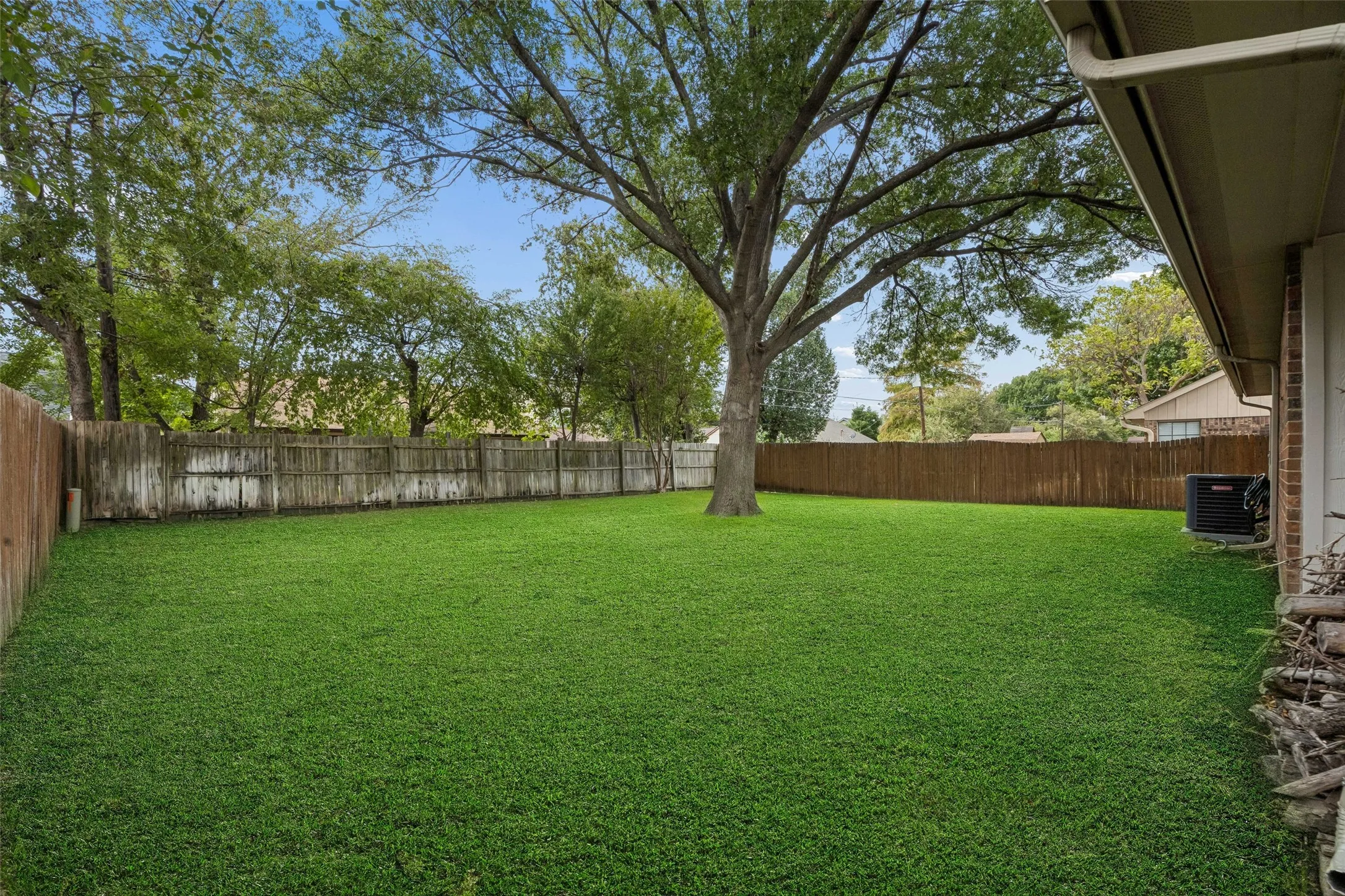 Single Family Residence For Sale in Tarrant County , 2312 Havenwood Drive, Arlington, Texas 76018, 3 Bedroom, 2 Bathroom, 2 Garage spaces, 1,572 Sqft, built in 1985, mls#21398190, Real Estate Agent in Arlington, Homes For Sale in Tarrant county, Homes For Sale in Arlington, Realtor in Arlington Texas, Real Estate Brokerage Independent Realty Texas, Luminita Cordes Realtor
