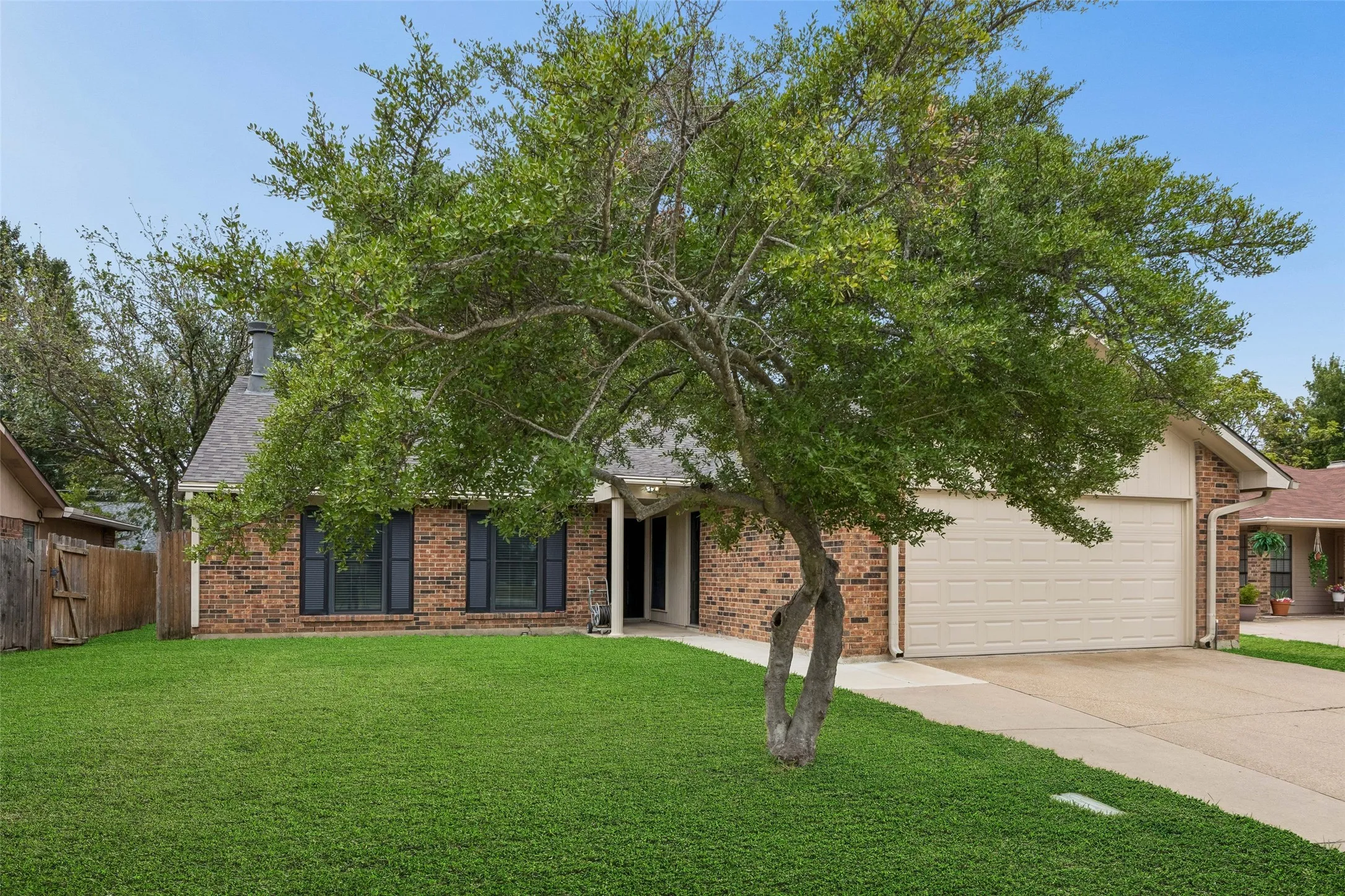 Single Family Residence For Sale in Tarrant County , 2312 Havenwood Drive, Arlington, Texas 76018, 3 Bedroom, 2 Bathroom, 2 Garage spaces, 1,572 Sqft, built in 1985, mls#21398190, Real Estate Agent in Arlington, Homes For Sale in Tarrant county, Homes For Sale in Arlington, Realtor in Arlington Texas, Real Estate Brokerage Independent Realty Texas, Luminita Cordes Realtor