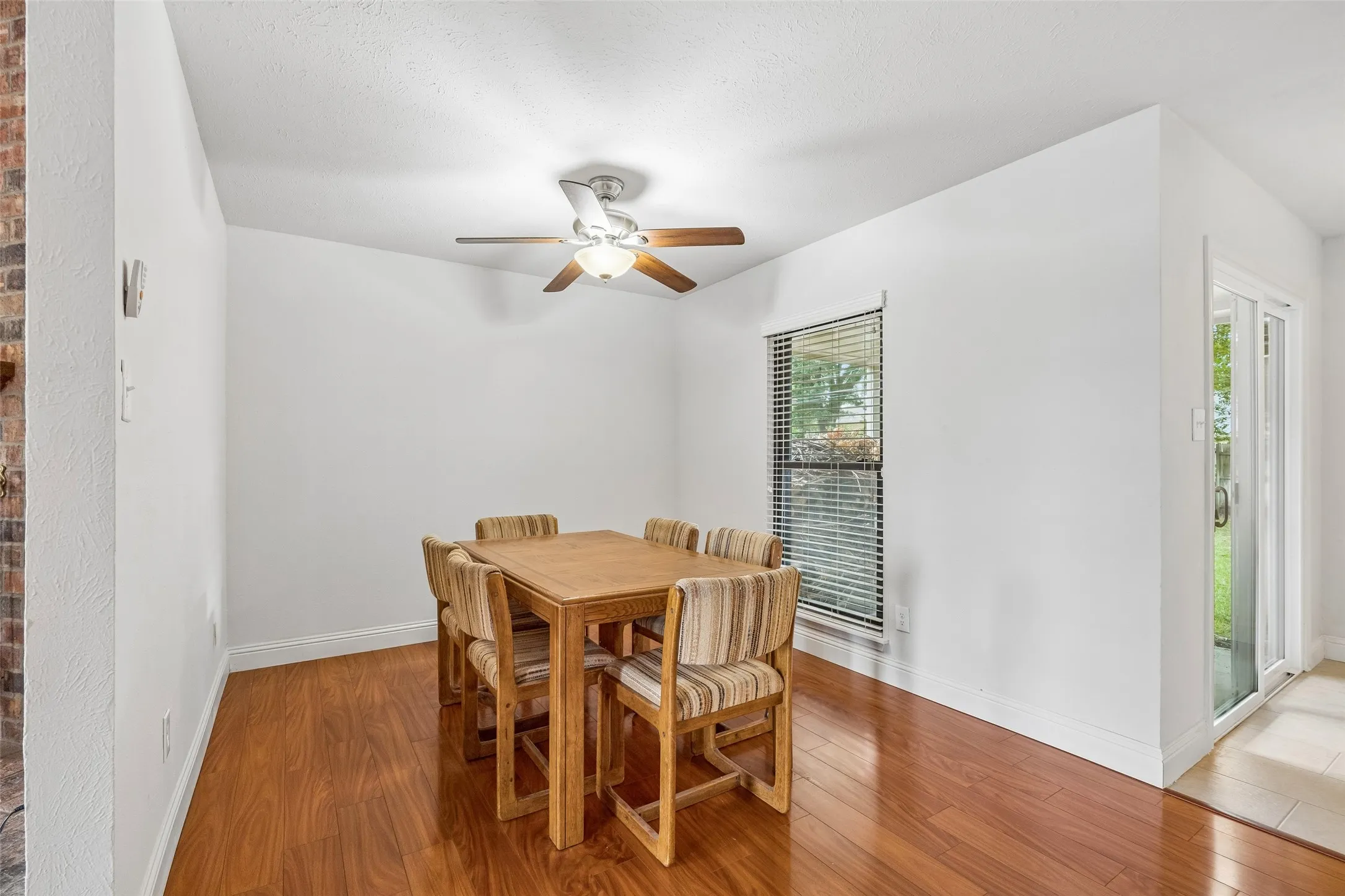 Single Family Residence For Sale in Tarrant County , 2312 Havenwood Drive, Arlington, Texas 76018, 3 Bedroom, 2 Bathroom, 2 Garage spaces, 1,572 Sqft, built in 1985, mls#21398190, Real Estate Agent in Arlington, Homes For Sale in Tarrant county, Homes For Sale in Arlington, Realtor in Arlington Texas, Real Estate Brokerage Independent Realty Texas, Luminita Cordes Realtor