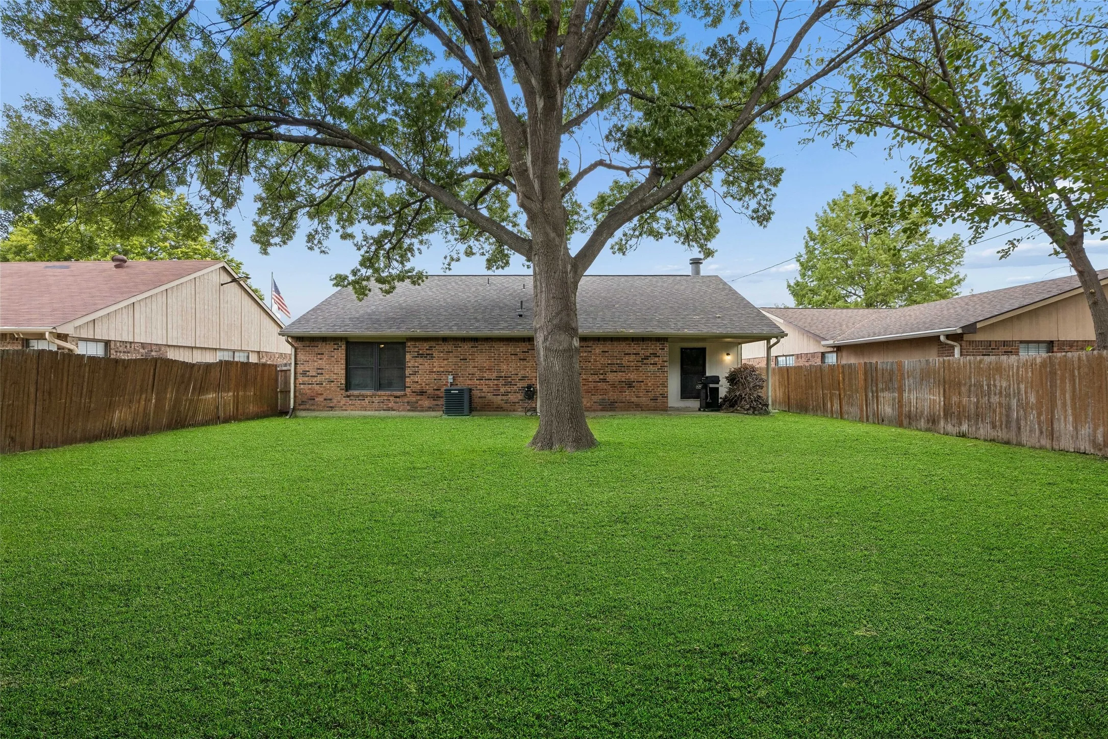 Single Family Residence For Sale in Tarrant County , 2312 Havenwood Drive, Arlington, Texas 76018, 3 Bedroom, 2 Bathroom, 2 Garage spaces, 1,572 Sqft, built in 1985, mls#21398190, Real Estate Agent in Arlington, Homes For Sale in Tarrant county, Homes For Sale in Arlington, Realtor in Arlington Texas, Real Estate Brokerage Independent Realty Texas, Luminita Cordes Realtor
