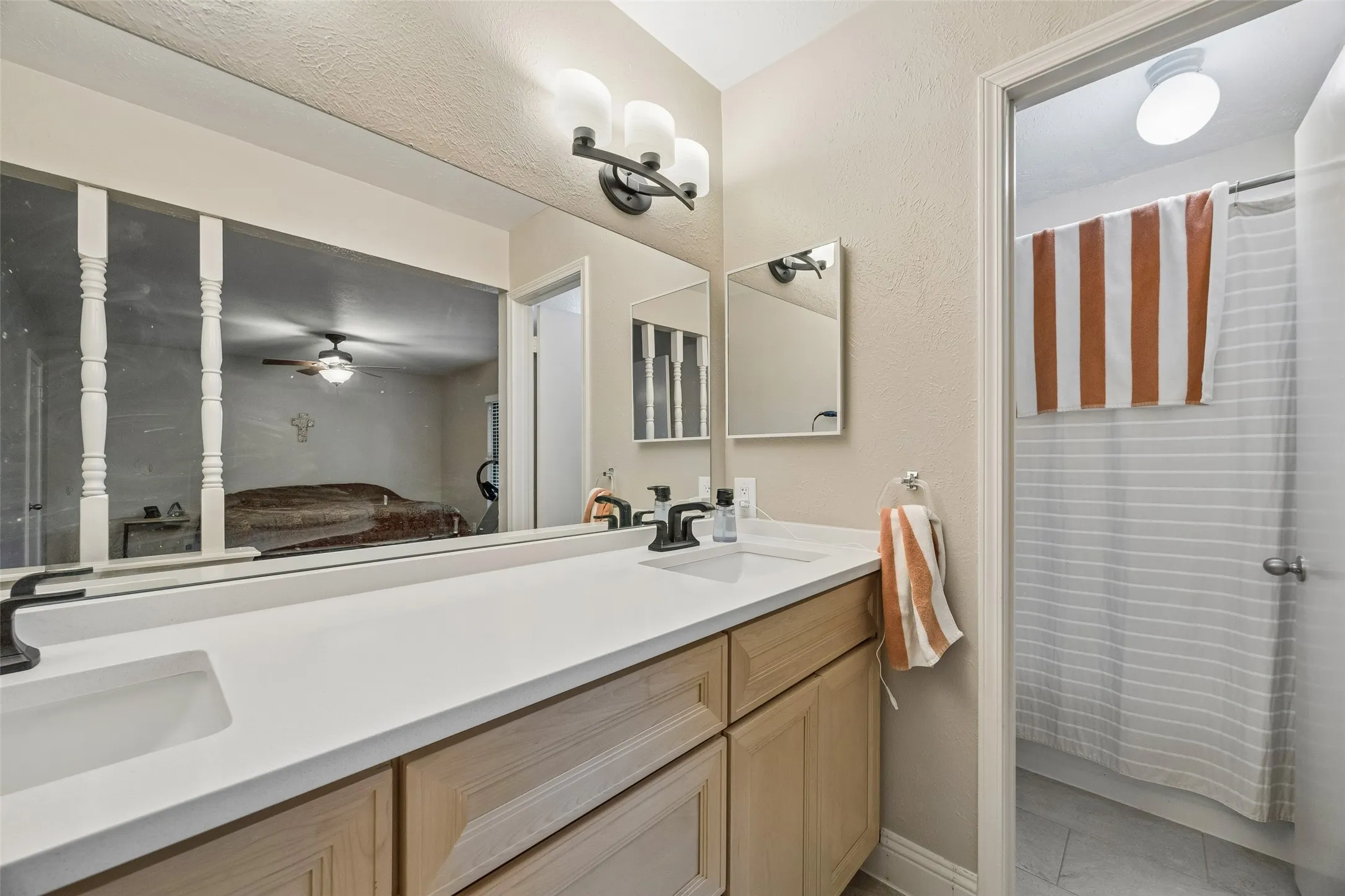 Single Family Residence For Sale in Tarrant County , 2312 Havenwood Drive, Arlington, Texas 76018, 3 Bedroom, 2 Bathroom, 2 Garage spaces, 1,572 Sqft, built in 1985, mls#21398190, Real Estate Agent in Arlington, Homes For Sale in Tarrant county, Homes For Sale in Arlington, Realtor in Arlington Texas, Real Estate Brokerage Independent Realty Texas, Luminita Cordes Realtor