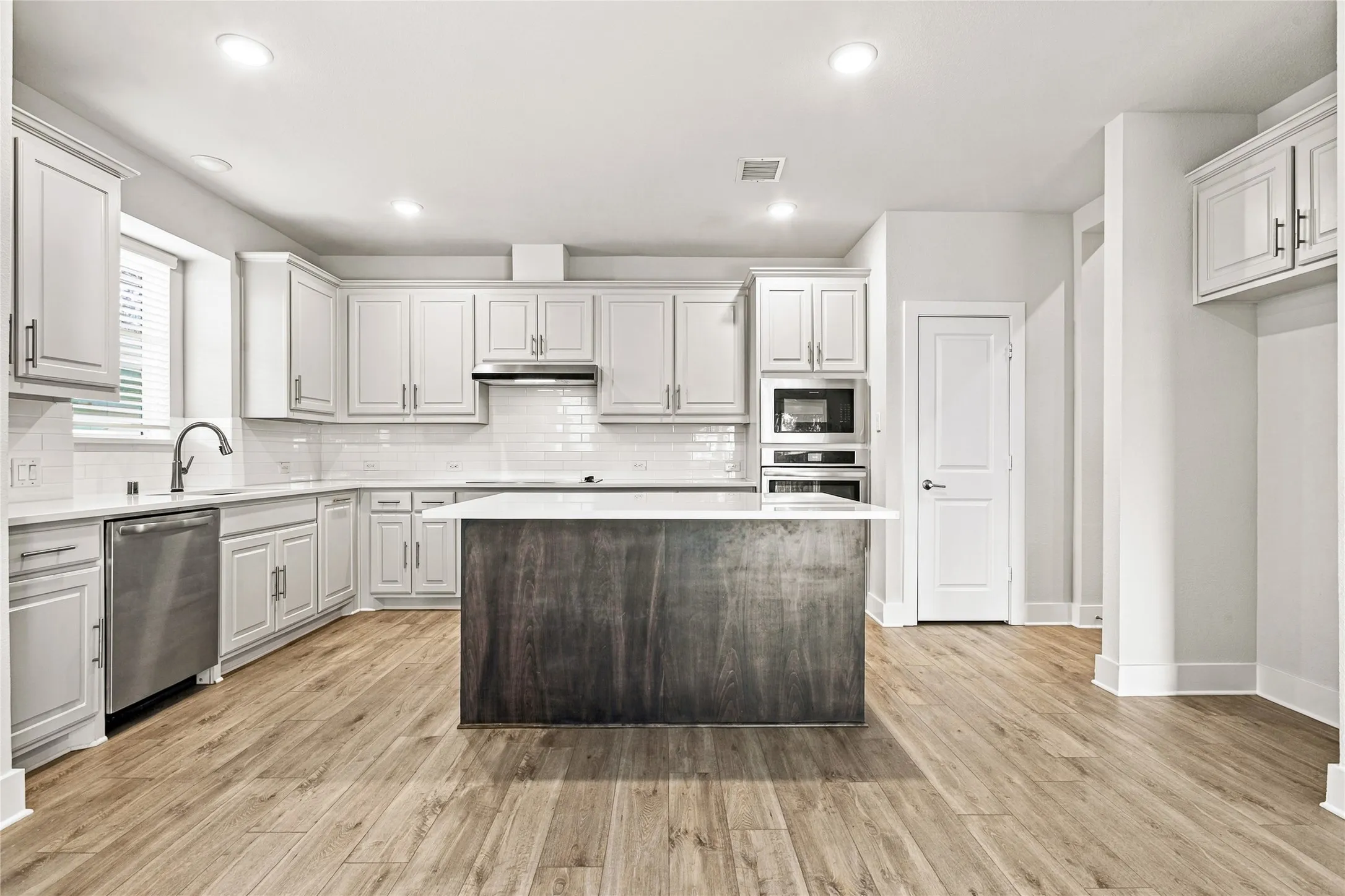 Single Family Residence For Sale in Dallas County , 1719 Newport Lane, Cedar Hill, Texas 75104, 4 Bedroom, 3 Bathroom, 3 Garage spaces, 2,153 Sqft, built in 2024, mls#21394223, Real Estate Agent in Cedar Hill, Homes For Sale in Dallas county, Homes For Sale in Cedar Hill, Realtor in Cedar Hill Texas, Real Estate Brokerage Independent Realty Texas, Luminita Cordes Realtor