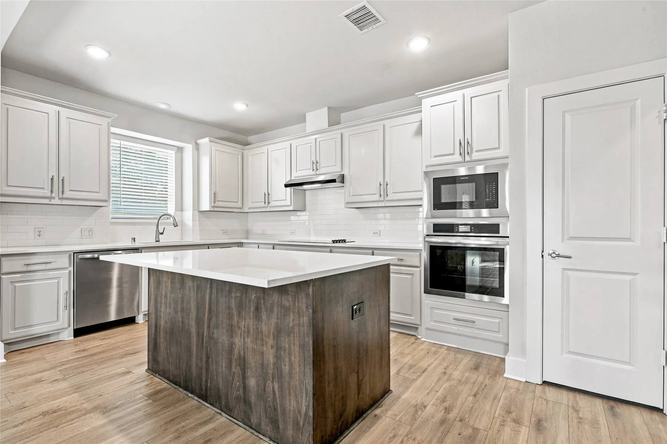 Single Family Residence For Sale in Dallas County , 1719 Newport Lane, Cedar Hill, Texas 75104, 4 Bedroom, 3 Bathroom, 3 Garage spaces, 2,153 Sqft, built in 2024, mls#21394223, Real Estate Agent in Cedar Hill, Homes For Sale in Dallas county, Homes For Sale in Cedar Hill, Realtor in Cedar Hill Texas, Real Estate Brokerage Independent Realty Texas, Luminita Cordes Realtor