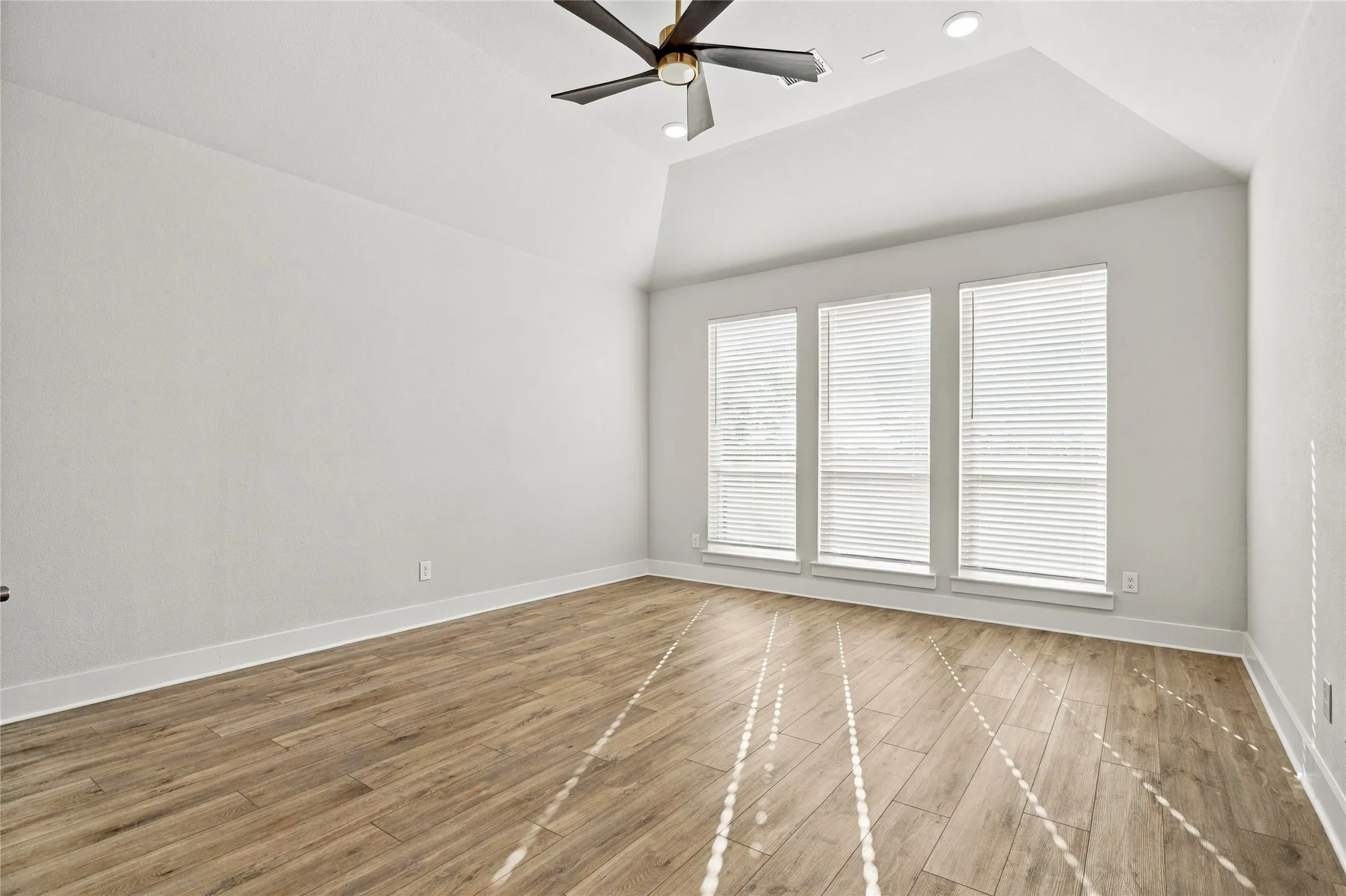 Single Family Residence For Sale in Dallas County , 1719 Newport Lane, Cedar Hill, Texas 75104, 4 Bedroom, 3 Bathroom, 3 Garage spaces, 2,153 Sqft, built in 2024, mls#21394223, Real Estate Agent in Cedar Hill, Homes For Sale in Dallas county, Homes For Sale in Cedar Hill, Realtor in Cedar Hill Texas, Real Estate Brokerage Independent Realty Texas, Luminita Cordes Realtor