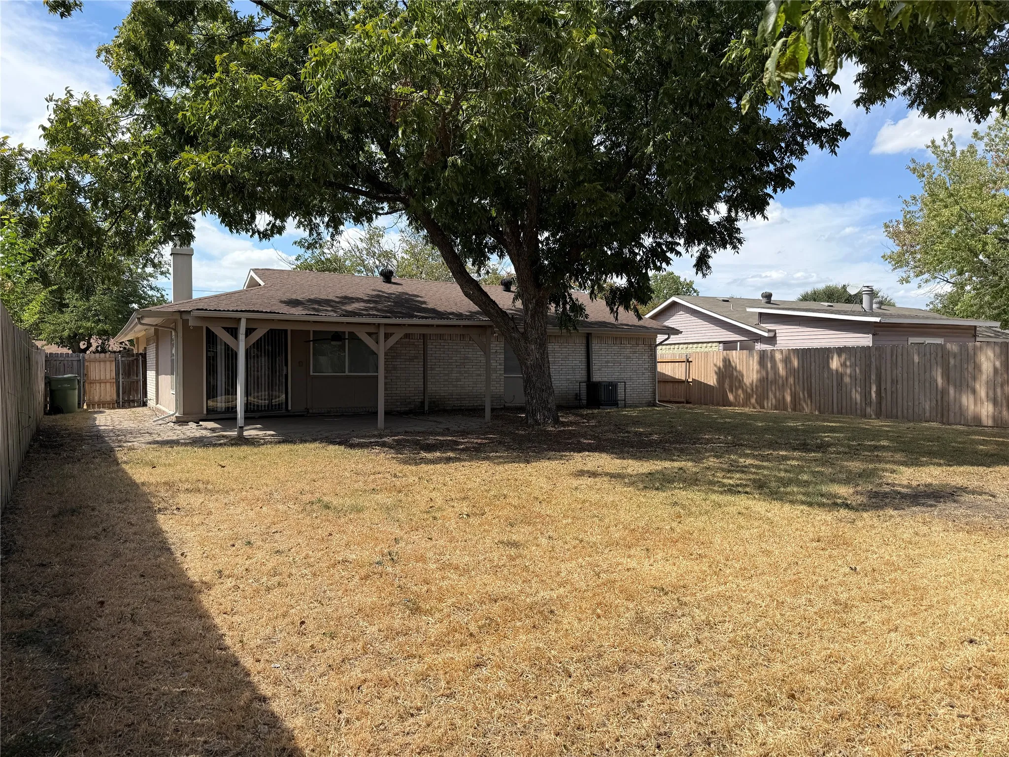 Single Family Residence For Rent in Dallas County , 5422 Kentcroft Drive, Garland, Texas 75043, 3 Bedroom, 2 Bathroom, 2 Garage spaces, 1,405 Sqft, built in 1971, mls#21400232, Real Estate Agent in Garland, Homes For Rent in Dallas county, Homes For Rent in Garland, Realtor in Garland Texas, Real Estate Brokerage Independent Realty Texas, Luminita Cordes Realtor