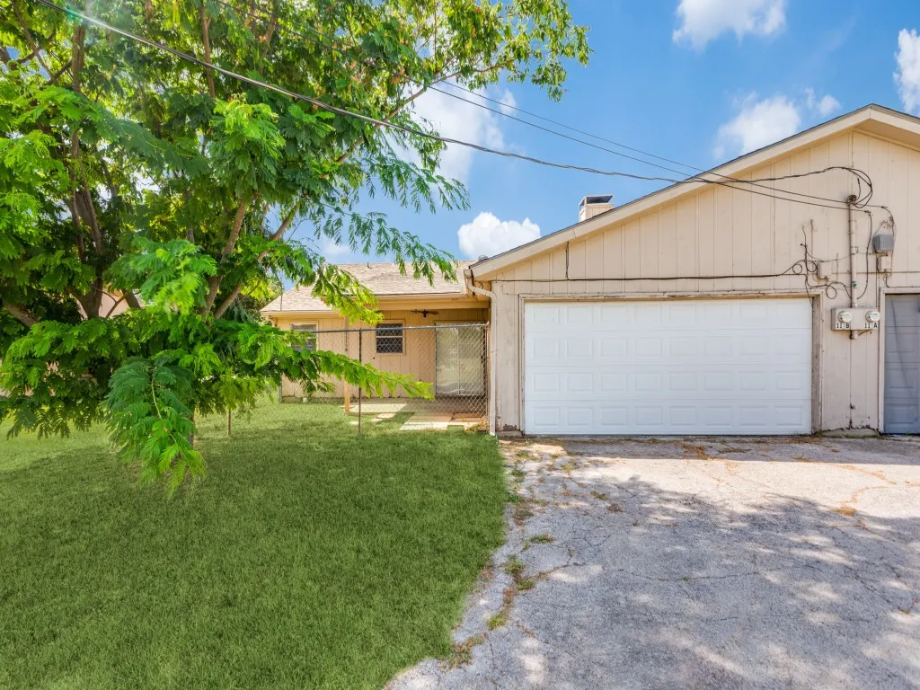 Townhouse For Rent in Johnson County , 1111 N Nolan River Road B, Cleburne, Texas 76033, 3 Bedroom, 2 Bathroom, 2 Garage spaces, 1,530 Sqft, built in 1978, mls#21399788, Real Estate Agent in Cleburne, Homes For Rent in Johnson county, Homes For Rent in Cleburne, Realtor in Cleburne Texas, Real Estate Brokerage Independent Realty Texas, Luminita Cordes Realtor