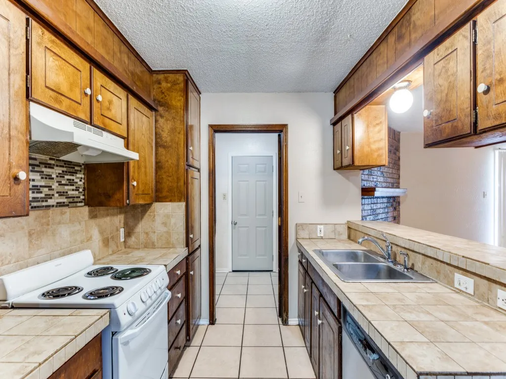 Townhouse For Rent in Johnson County , 1111 N Nolan River Road B, Cleburne, Texas 76033, 3 Bedroom, 2 Bathroom, 2 Garage spaces, 1,530 Sqft, built in 1978, mls#21399788, Real Estate Agent in Cleburne, Homes For Rent in Johnson county, Homes For Rent in Cleburne, Realtor in Cleburne Texas, Real Estate Brokerage Independent Realty Texas, Luminita Cordes Realtor