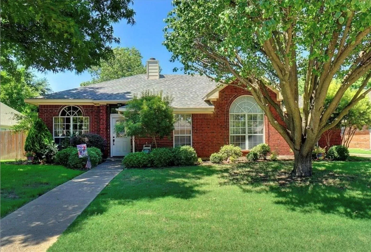 Single Family Residence For Rent in Denton County , 2932 Yale Drive, Flower Mound, Texas 75022, 3 Bedroom, 2 Bathroom, 2 Garage spaces, 1,884 Sqft, built in 1987, mls#21400178, Real Estate Agent in Flower Mound, Homes For Rent in Denton county, Homes For Rent in Flower Mound, Realtor in Flower Mound Texas, Real Estate Brokerage Independent Realty Texas, Luminita Cordes Realtor
