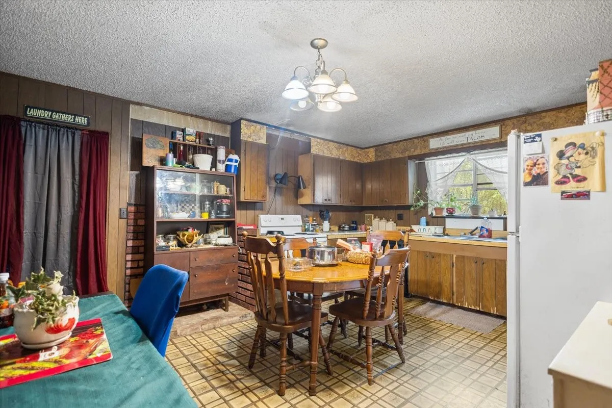 Single Family Residence For Sale in Van Zandt County , 404 PR 6227, Canton, Texas 75103, 4 Bedroom, 2 Bathroom, 2 Garage spaces, 2,584 Sqft, built in 1975, mls#21400212, Real Estate Agent in Canton, Homes For Sale in Van Zandt county, Homes For Sale in Canton, Realtor in Canton Texas, Real Estate Brokerage Independent Realty Texas, Luminita Cordes Realtor