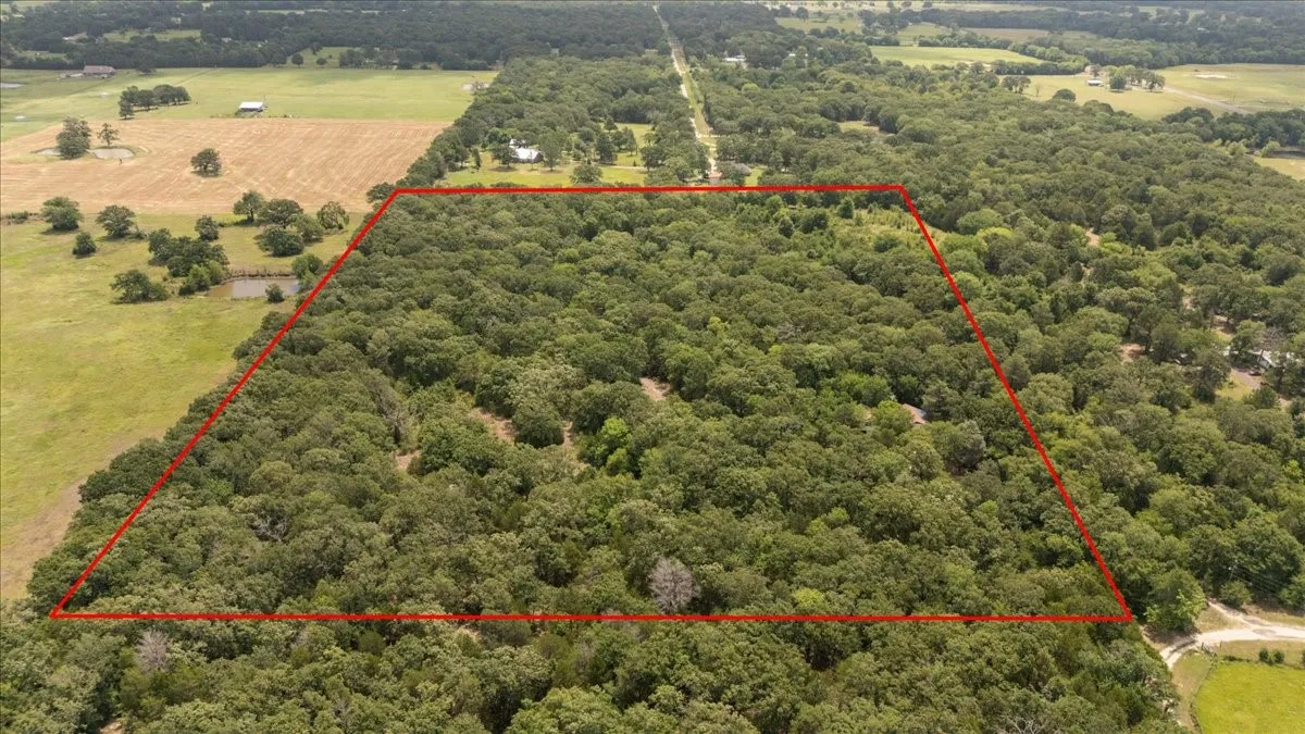 Single Family Residence For Sale in Van Zandt County , 404 PR 6227, Canton, Texas 75103, 4 Bedroom, 2 Bathroom, 2 Garage spaces, 2,584 Sqft, built in 1975, mls#21400212, Real Estate Agent in Canton, Homes For Sale in Van Zandt county, Homes For Sale in Canton, Realtor in Canton Texas, Real Estate Brokerage Independent Realty Texas, Luminita Cordes Realtor