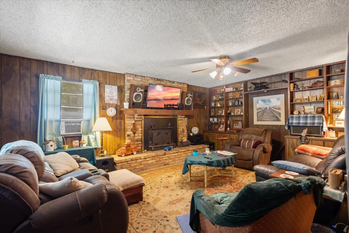Single Family Residence For Sale in Van Zandt County , 404 PR 6227, Canton, Texas 75103, 4 Bedroom, 2 Bathroom, 2 Garage spaces, 2,584 Sqft, built in 1975, mls#21400212, Real Estate Agent in Canton, Homes For Sale in Van Zandt county, Homes For Sale in Canton, Realtor in Canton Texas, Real Estate Brokerage Independent Realty Texas, Luminita Cordes Realtor