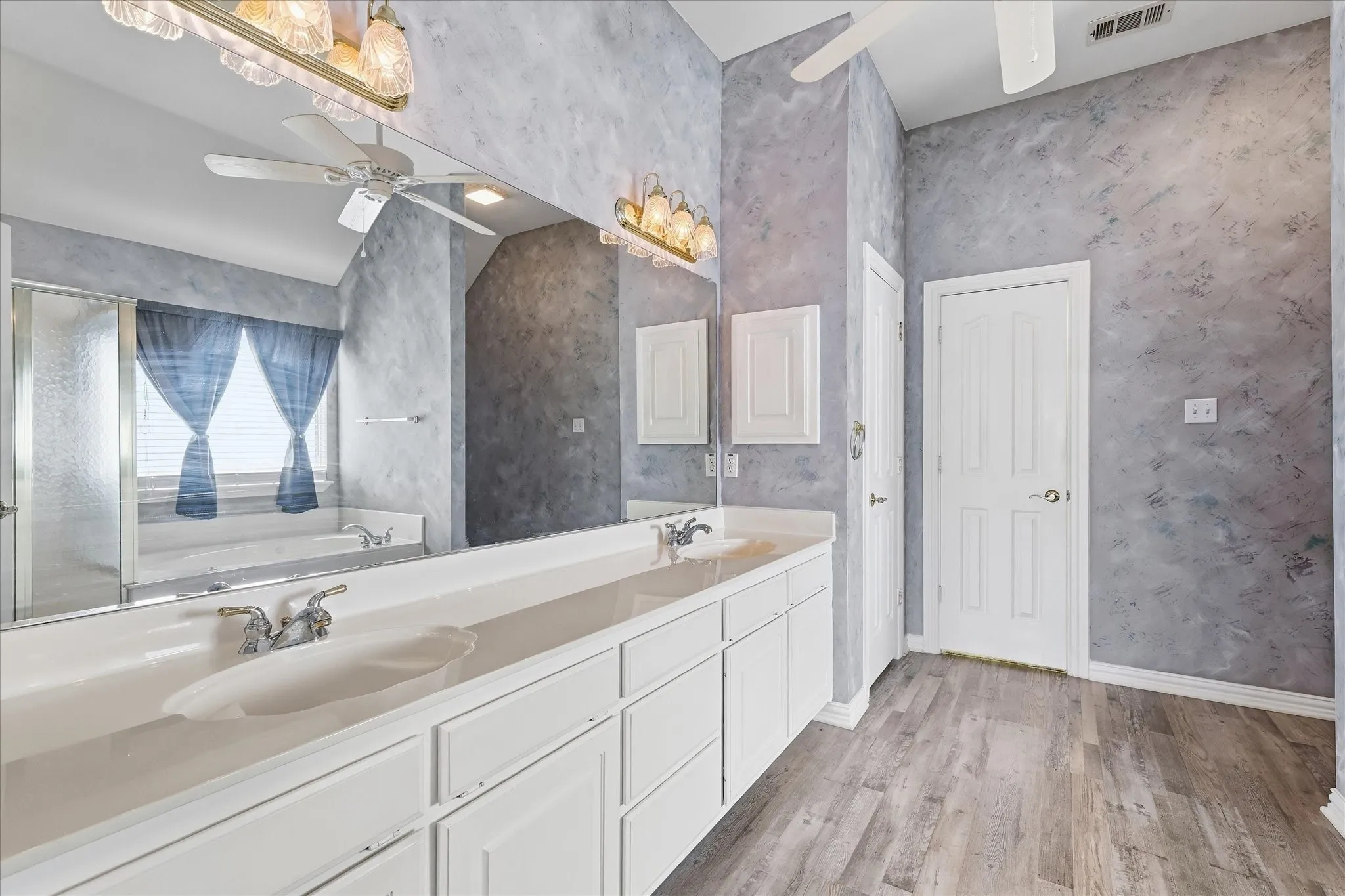 Single Family Residence For Sale in Tarrant County , 3325 Wilshire Avenue, Grapevine, Texas 76051, 4 Bedroom, 3 Bathroom, 3 Garage spaces, 3,371 Sqft, built in 1999, mls#21400016, Real Estate Agent in Grapevine, Homes For Sale in Tarrant county, Homes For Sale in Grapevine, Realtor in Grapevine Texas, Real Estate Brokerage Independent Realty Texas, Luminita Cordes Realtor