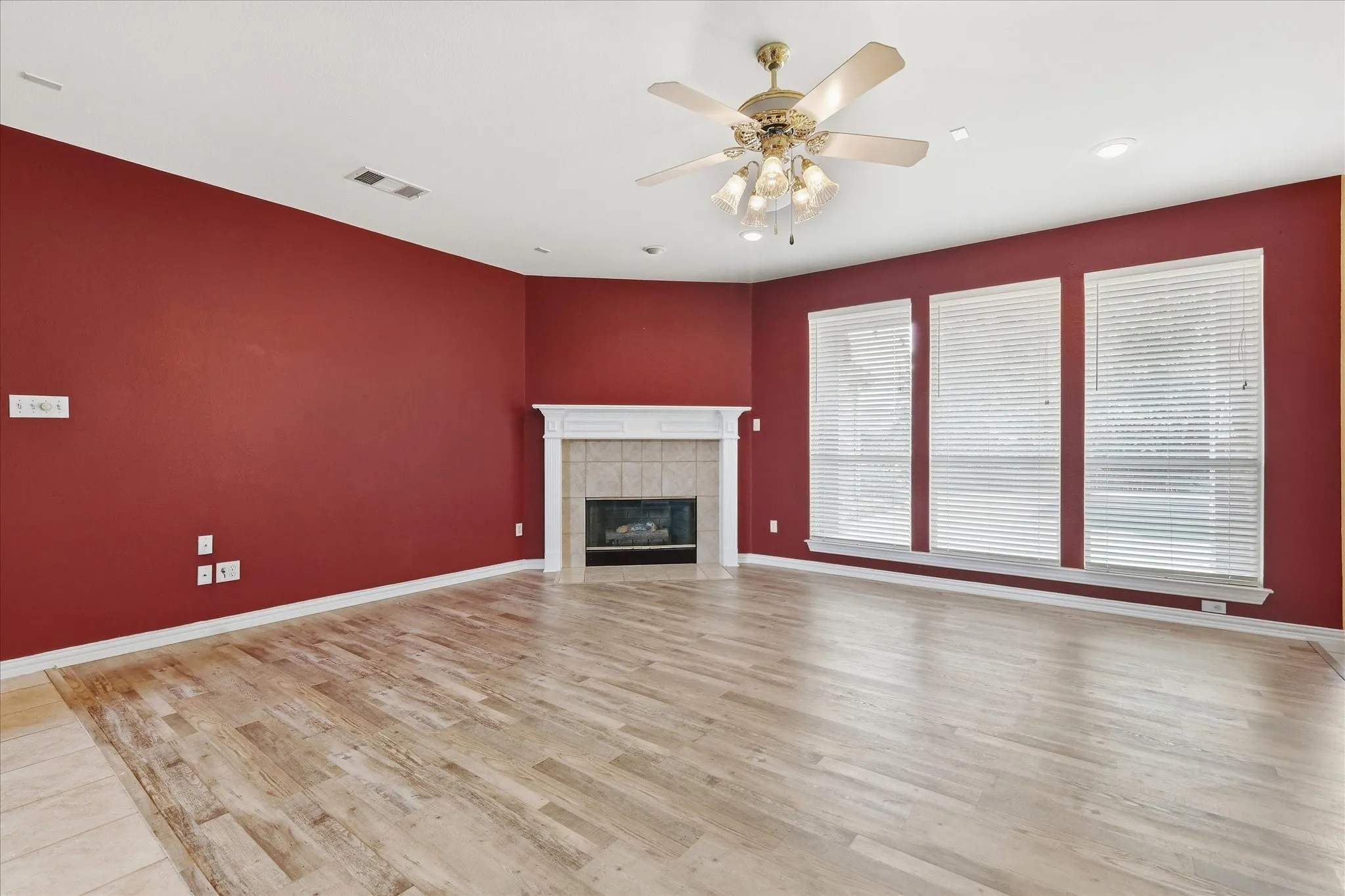 Single Family Residence For Sale in Tarrant County , 3325 Wilshire Avenue, Grapevine, Texas 76051, 4 Bedroom, 3 Bathroom, 3 Garage spaces, 3,371 Sqft, built in 1999, mls#21400016, Real Estate Agent in Grapevine, Homes For Sale in Tarrant county, Homes For Sale in Grapevine, Realtor in Grapevine Texas, Real Estate Brokerage Independent Realty Texas, Luminita Cordes Realtor