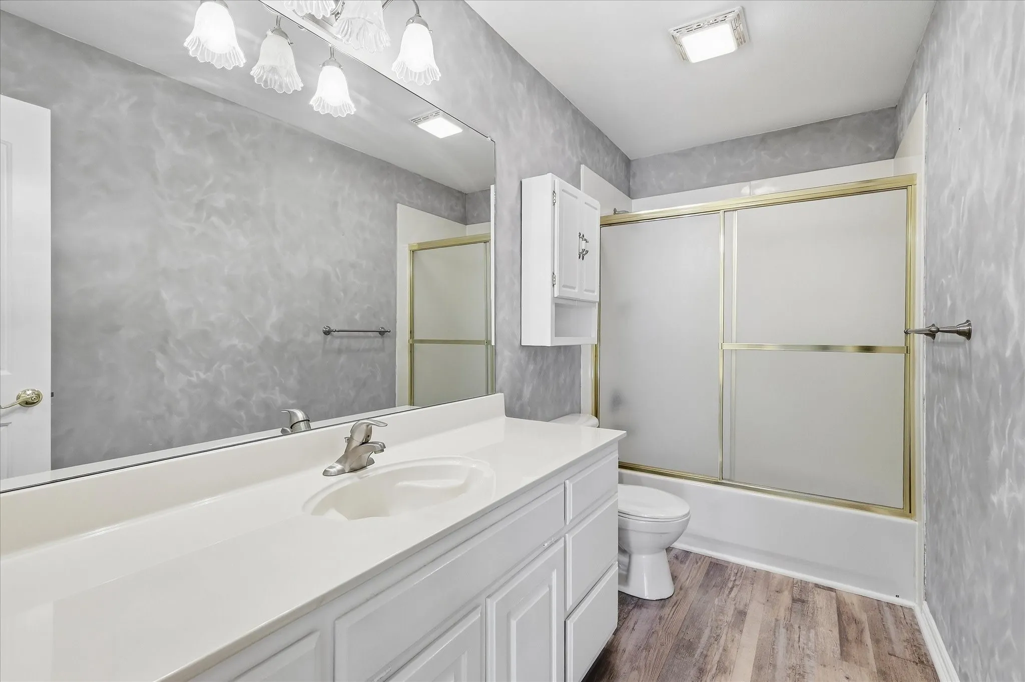 Single Family Residence For Sale in Tarrant County , 3325 Wilshire Avenue, Grapevine, Texas 76051, 4 Bedroom, 3 Bathroom, 3 Garage spaces, 3,371 Sqft, built in 1999, mls#21400016, Real Estate Agent in Grapevine, Homes For Sale in Tarrant county, Homes For Sale in Grapevine, Realtor in Grapevine Texas, Real Estate Brokerage Independent Realty Texas, Luminita Cordes Realtor