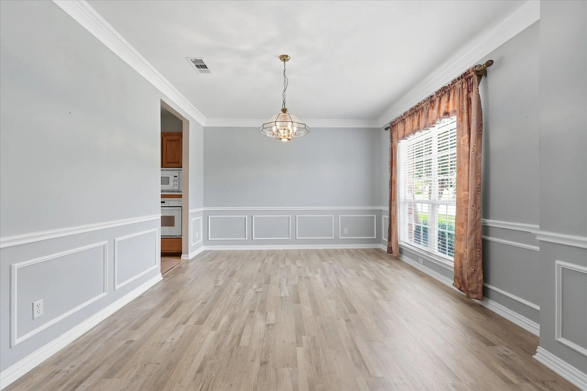 Single Family Residence For Sale in Tarrant County , 3325 Wilshire Avenue, Grapevine, Texas 76051, 4 Bedroom, 3 Bathroom, 3 Garage spaces, 3,371 Sqft, built in 1999, mls#21400016, Real Estate Agent in Grapevine, Homes For Sale in Tarrant county, Homes For Sale in Grapevine, Realtor in Grapevine Texas, Real Estate Brokerage Independent Realty Texas, Luminita Cordes Realtor