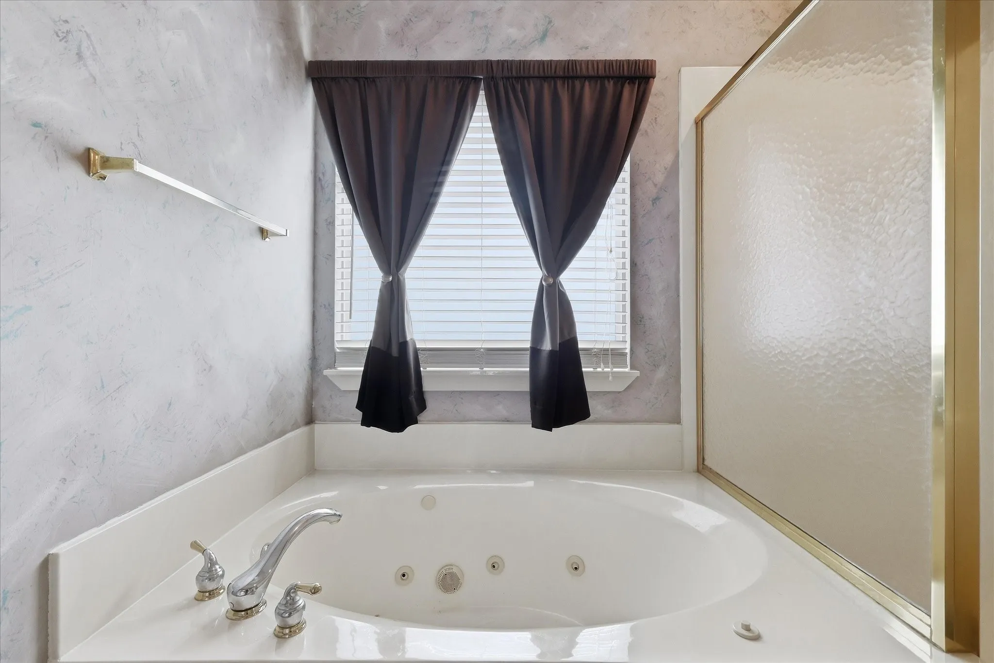Single Family Residence For Sale in Tarrant County , 3325 Wilshire Avenue, Grapevine, Texas 76051, 4 Bedroom, 3 Bathroom, 3 Garage spaces, 3,371 Sqft, built in 1999, mls#21400016, Real Estate Agent in Grapevine, Homes For Sale in Tarrant county, Homes For Sale in Grapevine, Realtor in Grapevine Texas, Real Estate Brokerage Independent Realty Texas, Luminita Cordes Realtor
