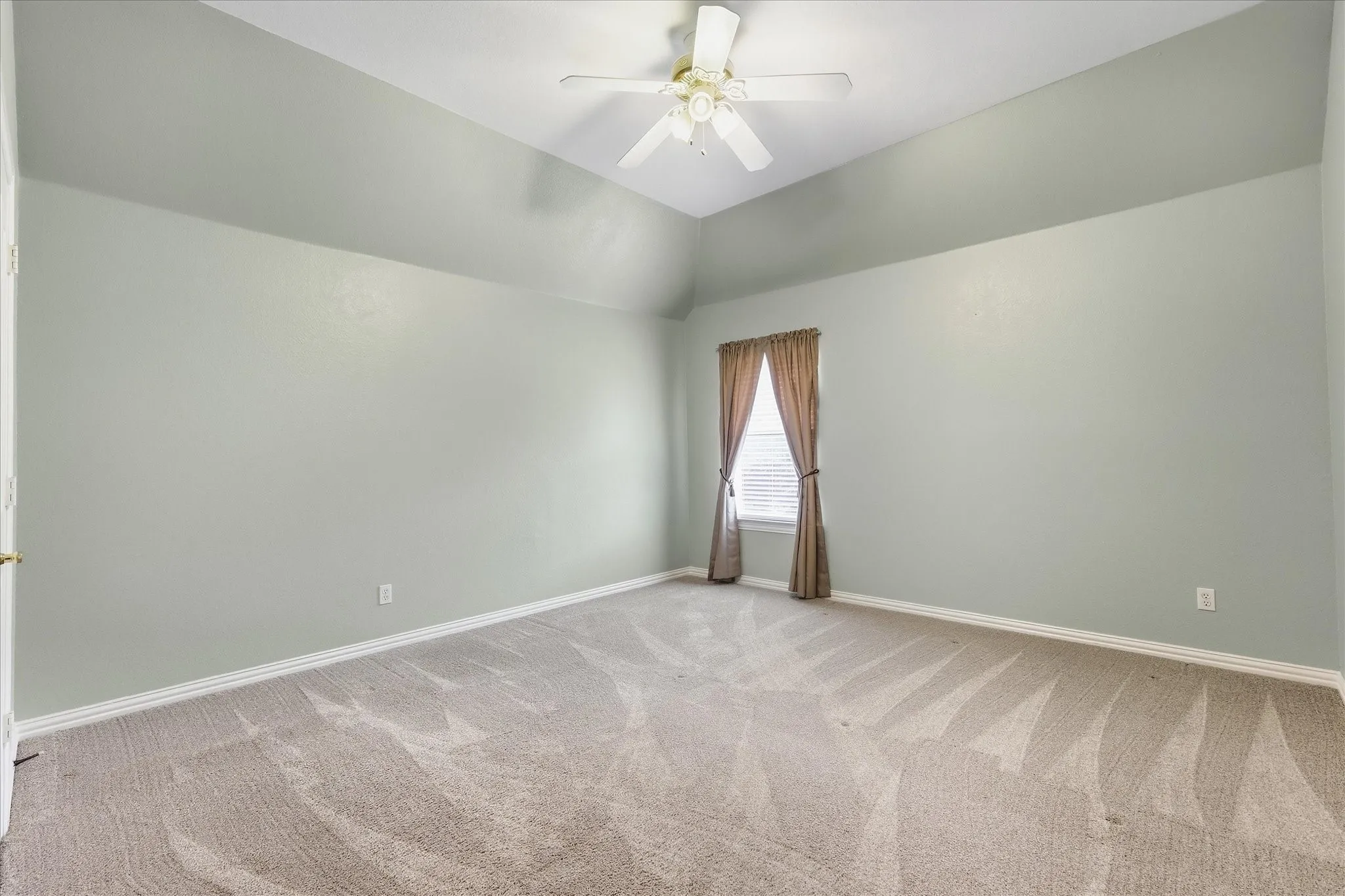 Single Family Residence For Sale in Tarrant County , 3325 Wilshire Avenue, Grapevine, Texas 76051, 4 Bedroom, 3 Bathroom, 3 Garage spaces, 3,371 Sqft, built in 1999, mls#21400016, Real Estate Agent in Grapevine, Homes For Sale in Tarrant county, Homes For Sale in Grapevine, Realtor in Grapevine Texas, Real Estate Brokerage Independent Realty Texas, Luminita Cordes Realtor