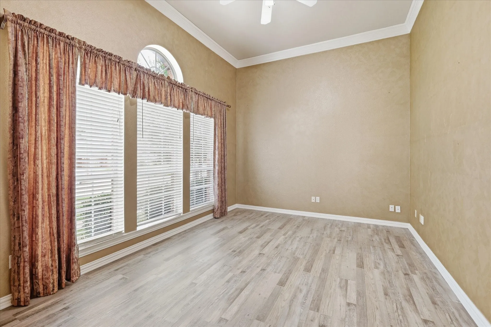 Single Family Residence For Sale in Tarrant County , 3325 Wilshire Avenue, Grapevine, Texas 76051, 4 Bedroom, 3 Bathroom, 3 Garage spaces, 3,371 Sqft, built in 1999, mls#21400016, Real Estate Agent in Grapevine, Homes For Sale in Tarrant county, Homes For Sale in Grapevine, Realtor in Grapevine Texas, Real Estate Brokerage Independent Realty Texas, Luminita Cordes Realtor