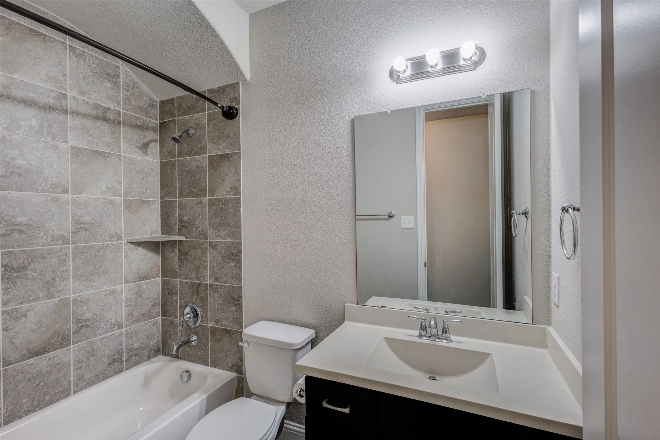 Single Family Residence For Sale in Collin County , 401 Mossy Rock Drive, Mc Kinney, Texas 75071, 4 Bedroom, 4 Bathroom, 2 Garage spaces, 3,183 Sqft, built in 2016, mls#21394450, Real Estate Agent in Mc Kinney, Homes For Sale in Collin county, Homes For Sale in Mc Kinney, Realtor in Mc Kinney Texas, Real Estate Brokerage Independent Realty Texas, Luminita Cordes Realtor