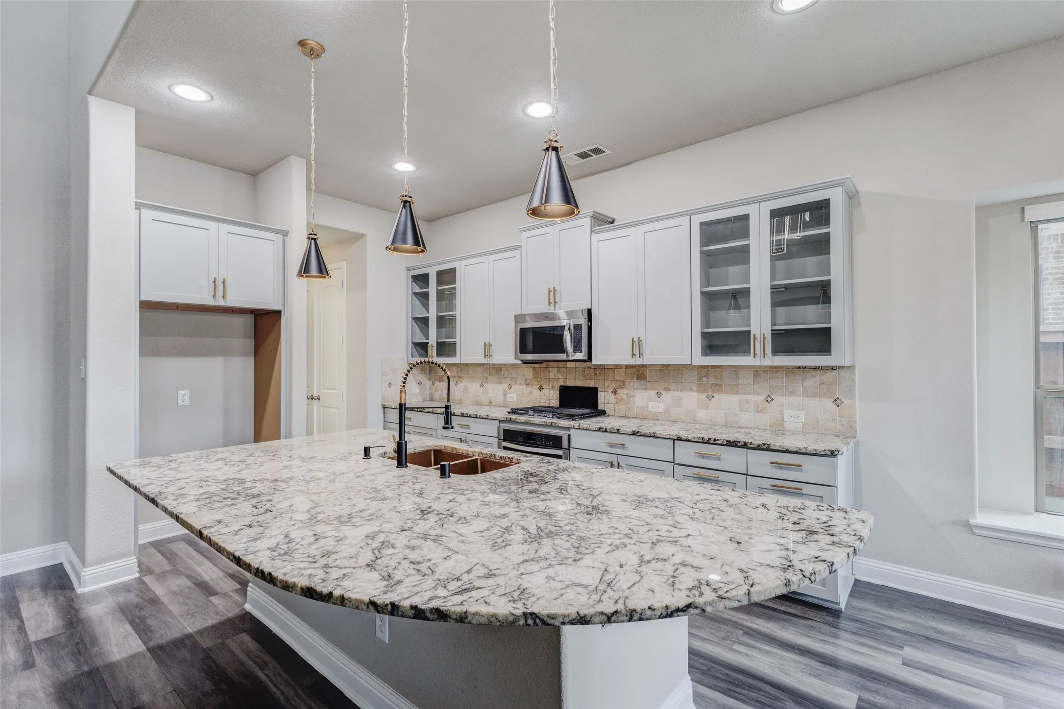 Single Family Residence For Sale in Collin County , 401 Mossy Rock Drive, Mc Kinney, Texas 75071, 4 Bedroom, 4 Bathroom, 2 Garage spaces, 3,183 Sqft, built in 2016, mls#21394450, Real Estate Agent in Mc Kinney, Homes For Sale in Collin county, Homes For Sale in Mc Kinney, Realtor in Mc Kinney Texas, Real Estate Brokerage Independent Realty Texas, Luminita Cordes Realtor
