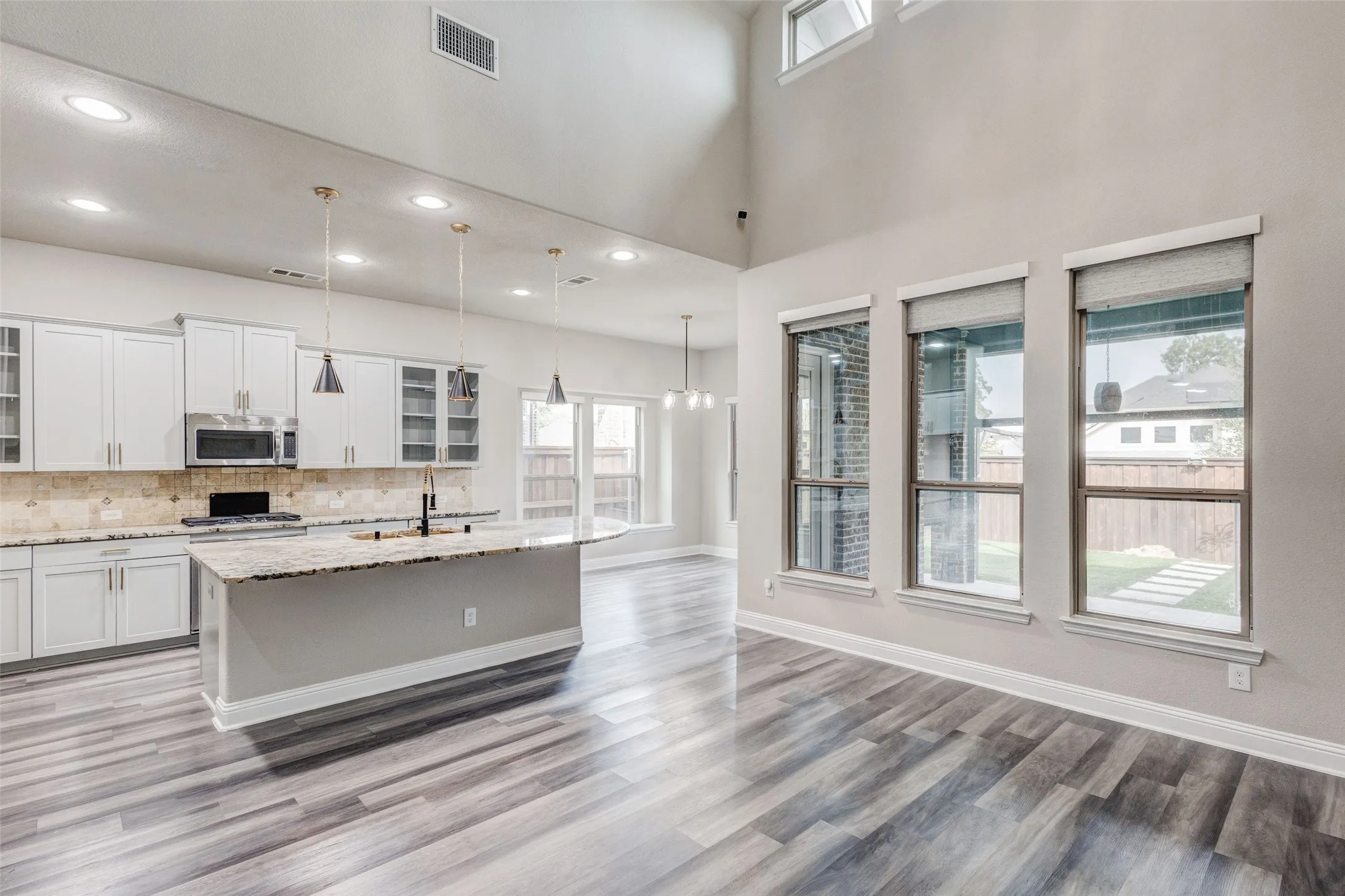 Single Family Residence For Sale in Collin County , 401 Mossy Rock Drive, Mc Kinney, Texas 75071, 4 Bedroom, 4 Bathroom, 2 Garage spaces, 3,183 Sqft, built in 2016, mls#21394450, Real Estate Agent in Mc Kinney, Homes For Sale in Collin county, Homes For Sale in Mc Kinney, Realtor in Mc Kinney Texas, Real Estate Brokerage Independent Realty Texas, Luminita Cordes Realtor