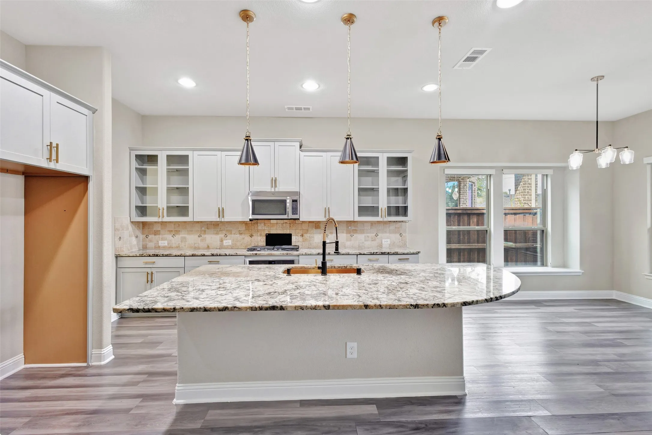 Single Family Residence For Sale in Collin County , 401 Mossy Rock Drive, Mc Kinney, Texas 75071, 4 Bedroom, 4 Bathroom, 2 Garage spaces, 3,183 Sqft, built in 2016, mls#21394450, Real Estate Agent in Mc Kinney, Homes For Sale in Collin county, Homes For Sale in Mc Kinney, Realtor in Mc Kinney Texas, Real Estate Brokerage Independent Realty Texas, Luminita Cordes Realtor