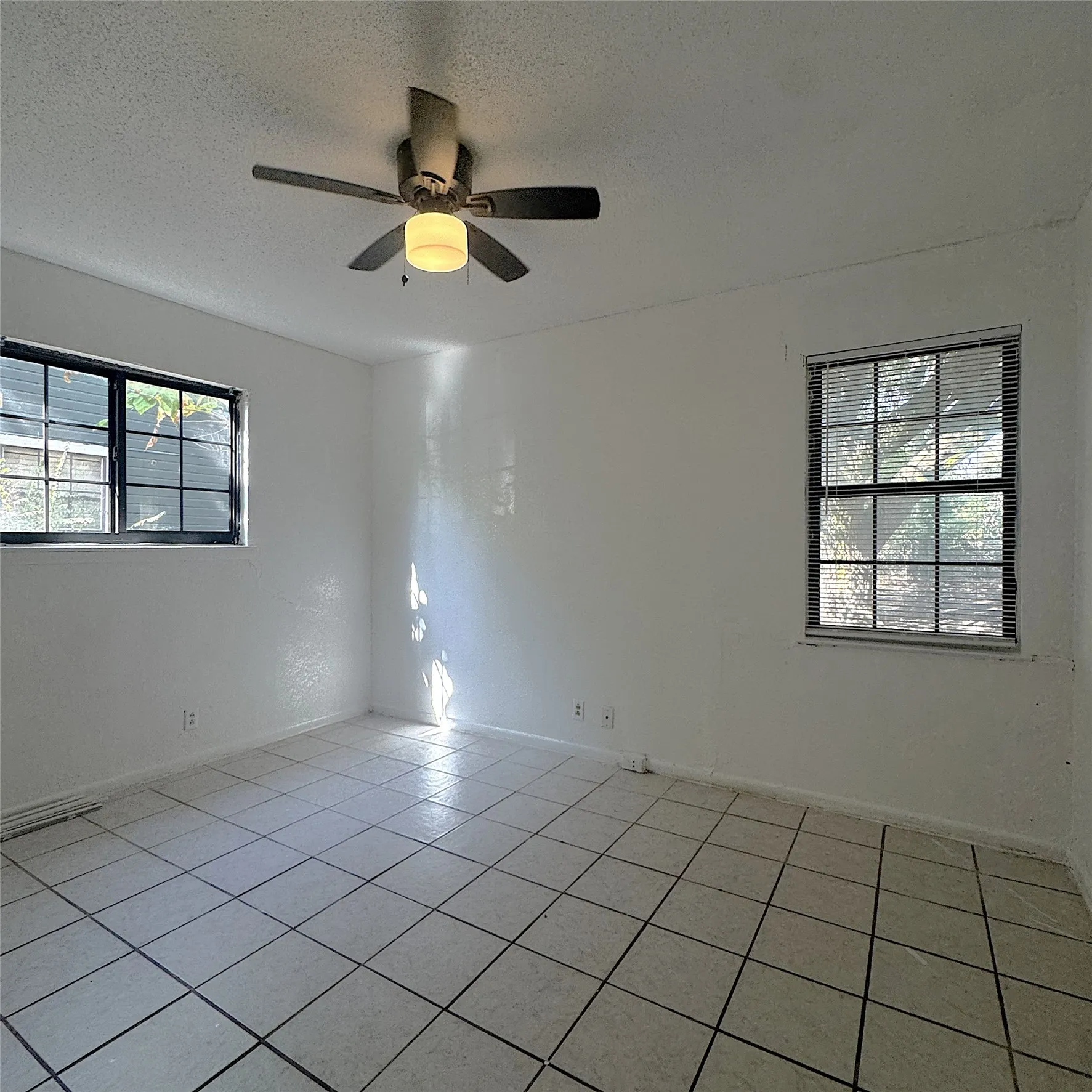 Single Family Residence For Rent in Kaufman County , 1320 S Rockwall Avenue, Terrell, Texas 75160, 3 Bedroom, 1 Bathroom, Garage spaces, 1,196 Sqft, built in 1972, mls#21400252, Real Estate Agent in Terrell, Homes For Rent in Kaufman county, Homes For Rent in Terrell, Realtor in Terrell Texas, Real Estate Brokerage Independent Realty Texas, Luminita Cordes Realtor
