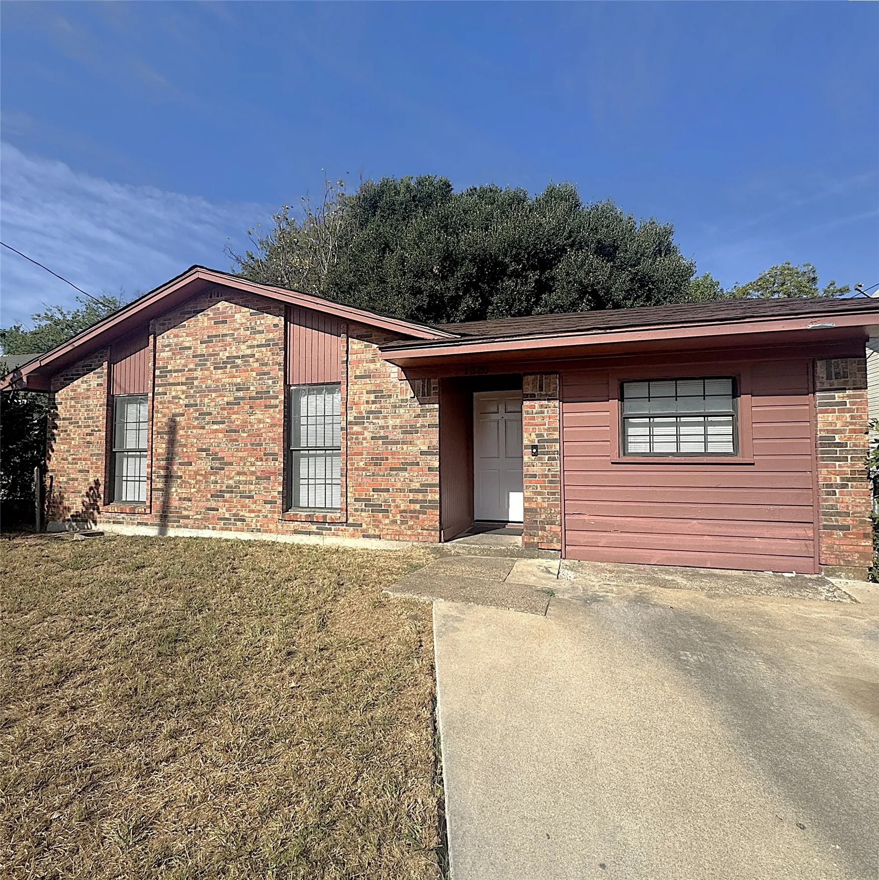 Single Family Residence For Rent in Kaufman County , 1320 S Rockwall Avenue, Terrell, Texas 75160, 3 Bedroom, 1 Bathroom, Garage spaces, 1,196 Sqft, built in 1972, mls#21400252, Real Estate Agent in Terrell, Homes For Rent in Kaufman county, Homes For Rent in Terrell, Realtor in Terrell Texas, Real Estate Brokerage Independent Realty Texas, Luminita Cordes Realtor