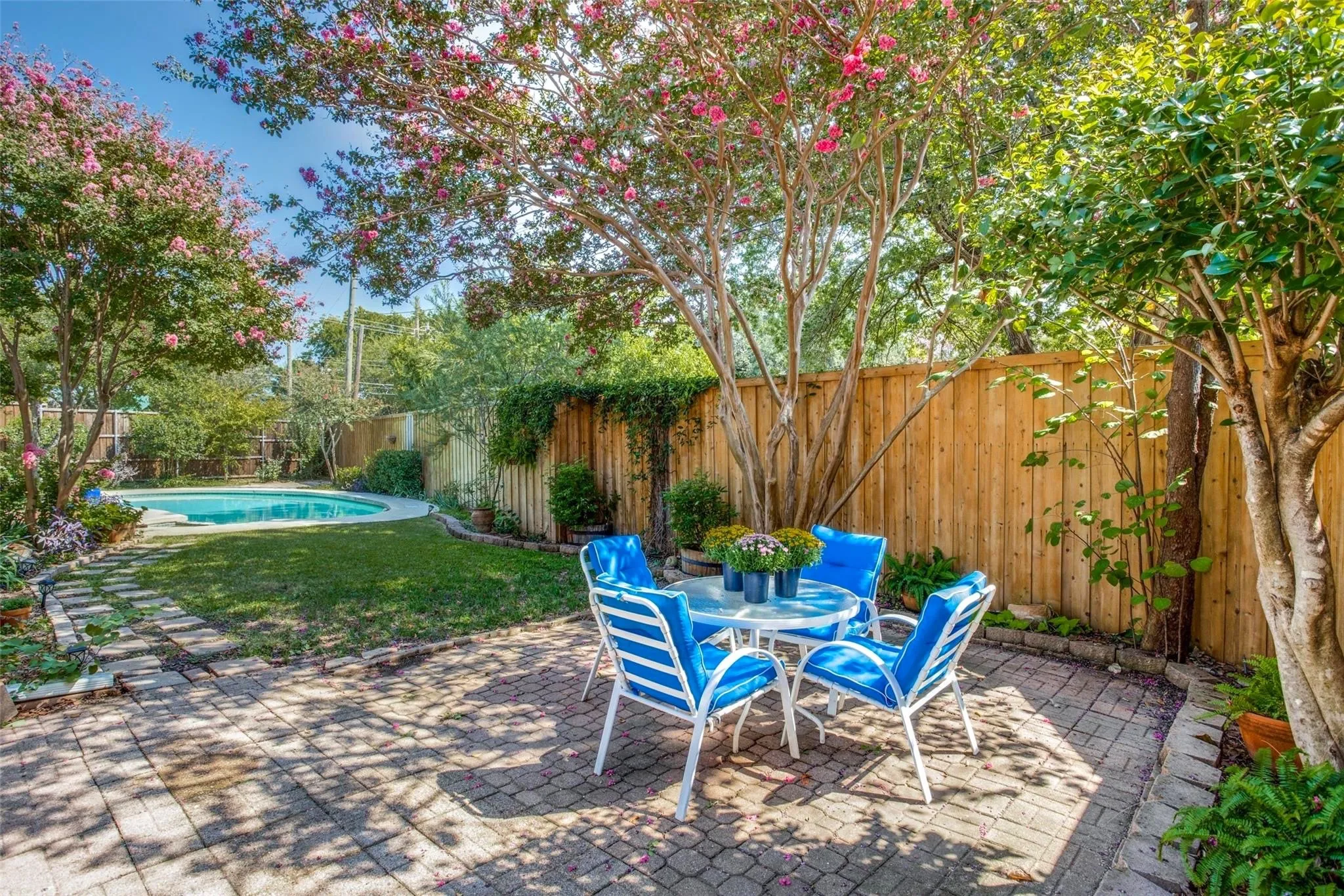 Single Family Residence For Sale in Dallas County , 827 Teakwood Place, Richardson, Texas 75080, 4 Bedroom, 2 Bathroom, 2 Garage spaces, 2,047 Sqft, built in 1969, mls#21397849, Real Estate Agent in Richardson, Homes For Sale in Dallas county, Homes For Sale in Richardson, Realtor in Richardson Texas, Real Estate Brokerage Independent Realty Texas, Luminita Cordes Realtor