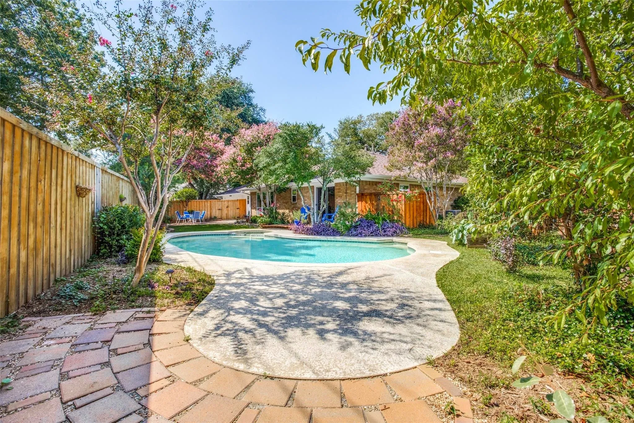 Single Family Residence For Sale in Dallas County , 827 Teakwood Place, Richardson, Texas 75080, 4 Bedroom, 2 Bathroom, 2 Garage spaces, 2,047 Sqft, built in 1969, mls#21397849, Real Estate Agent in Richardson, Homes For Sale in Dallas county, Homes For Sale in Richardson, Realtor in Richardson Texas, Real Estate Brokerage Independent Realty Texas, Luminita Cordes Realtor