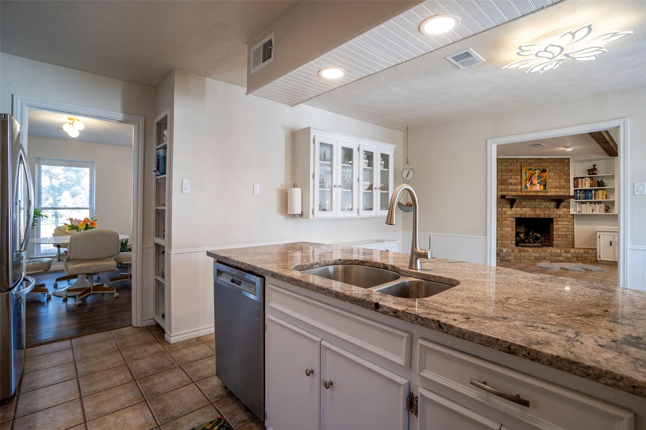 Single Family Residence For Sale in Dallas County , 827 Teakwood Place, Richardson, Texas 75080, 4 Bedroom, 2 Bathroom, 2 Garage spaces, 2,047 Sqft, built in 1969, mls#21397849, Real Estate Agent in Richardson, Homes For Sale in Dallas county, Homes For Sale in Richardson, Realtor in Richardson Texas, Real Estate Brokerage Independent Realty Texas, Luminita Cordes Realtor