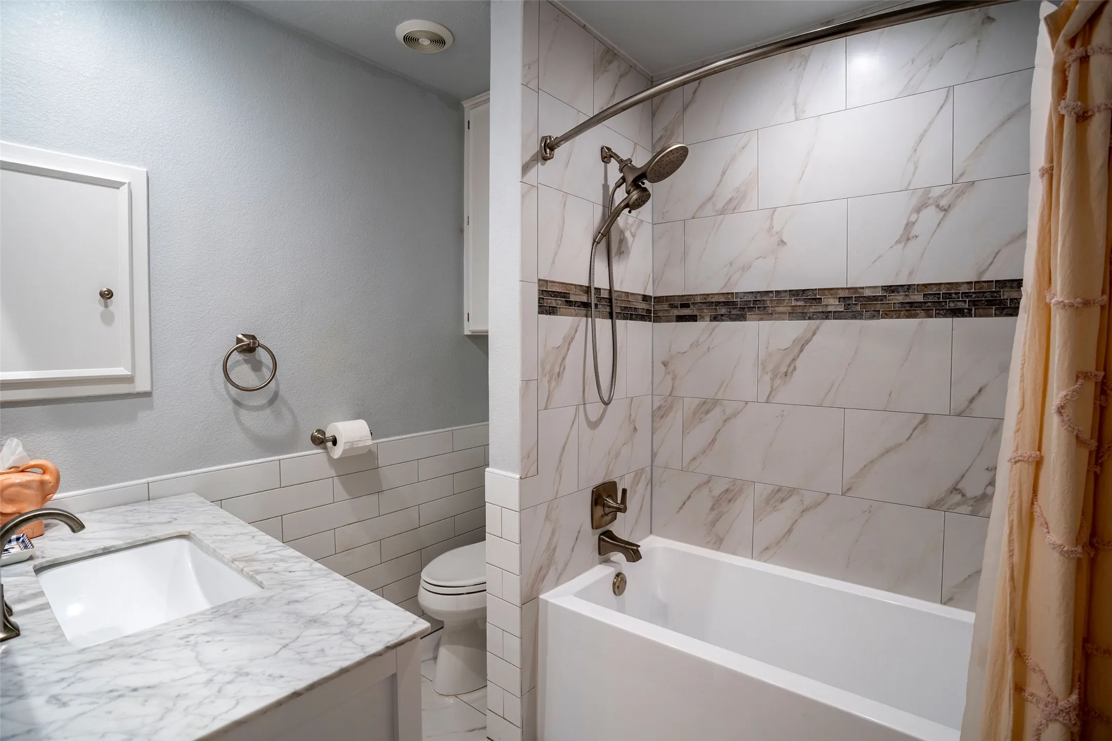 Single Family Residence For Sale in Dallas County , 827 Teakwood Place, Richardson, Texas 75080, 4 Bedroom, 2 Bathroom, 2 Garage spaces, 2,047 Sqft, built in 1969, mls#21397849, Real Estate Agent in Richardson, Homes For Sale in Dallas county, Homes For Sale in Richardson, Realtor in Richardson Texas, Real Estate Brokerage Independent Realty Texas, Luminita Cordes Realtor