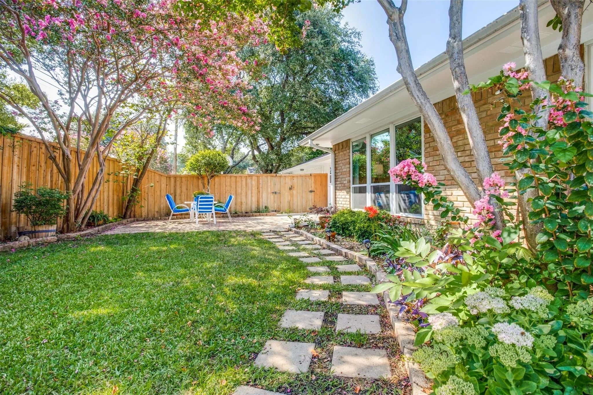 Single Family Residence For Sale in Dallas County , 827 Teakwood Place, Richardson, Texas 75080, 4 Bedroom, 2 Bathroom, 2 Garage spaces, 2,047 Sqft, built in 1969, mls#21397849, Real Estate Agent in Richardson, Homes For Sale in Dallas county, Homes For Sale in Richardson, Realtor in Richardson Texas, Real Estate Brokerage Independent Realty Texas, Luminita Cordes Realtor