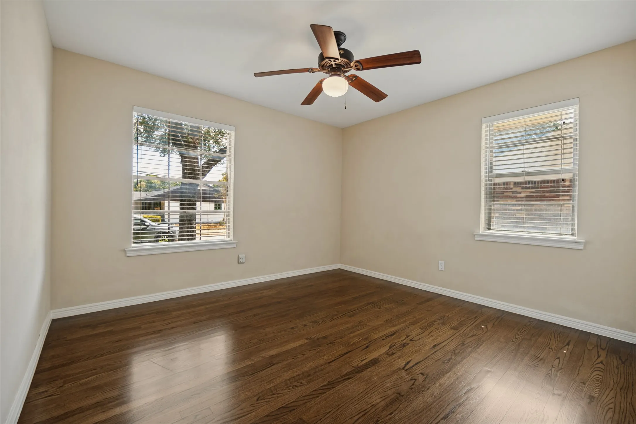 Single Family Residence For Sale in Dallas County , 9941 Chippendale Drive, Dallas, Texas 75238, 3 Bedroom, 2 Bathroom, 2 Garage spaces, 1,796 Sqft, built in 1961, mls#21399217, Real Estate Agent in Dallas, Homes For Sale in Dallas county, Homes For Sale in Dallas, Realtor in Dallas Texas, Real Estate Brokerage Independent Realty Texas, Luminita Cordes Realtor